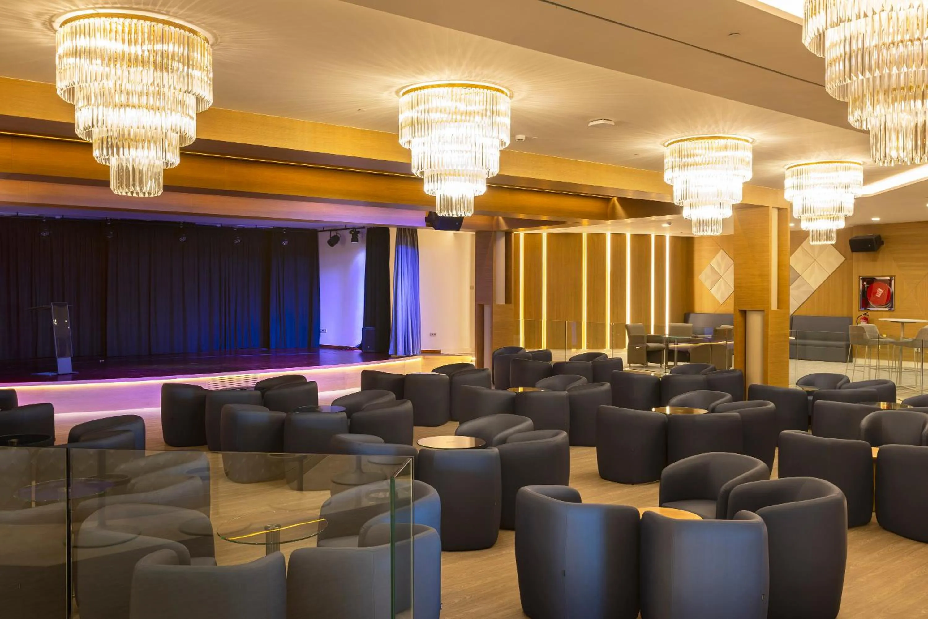 Evening entertainment in Hipotels Barrosa Palace & Spa