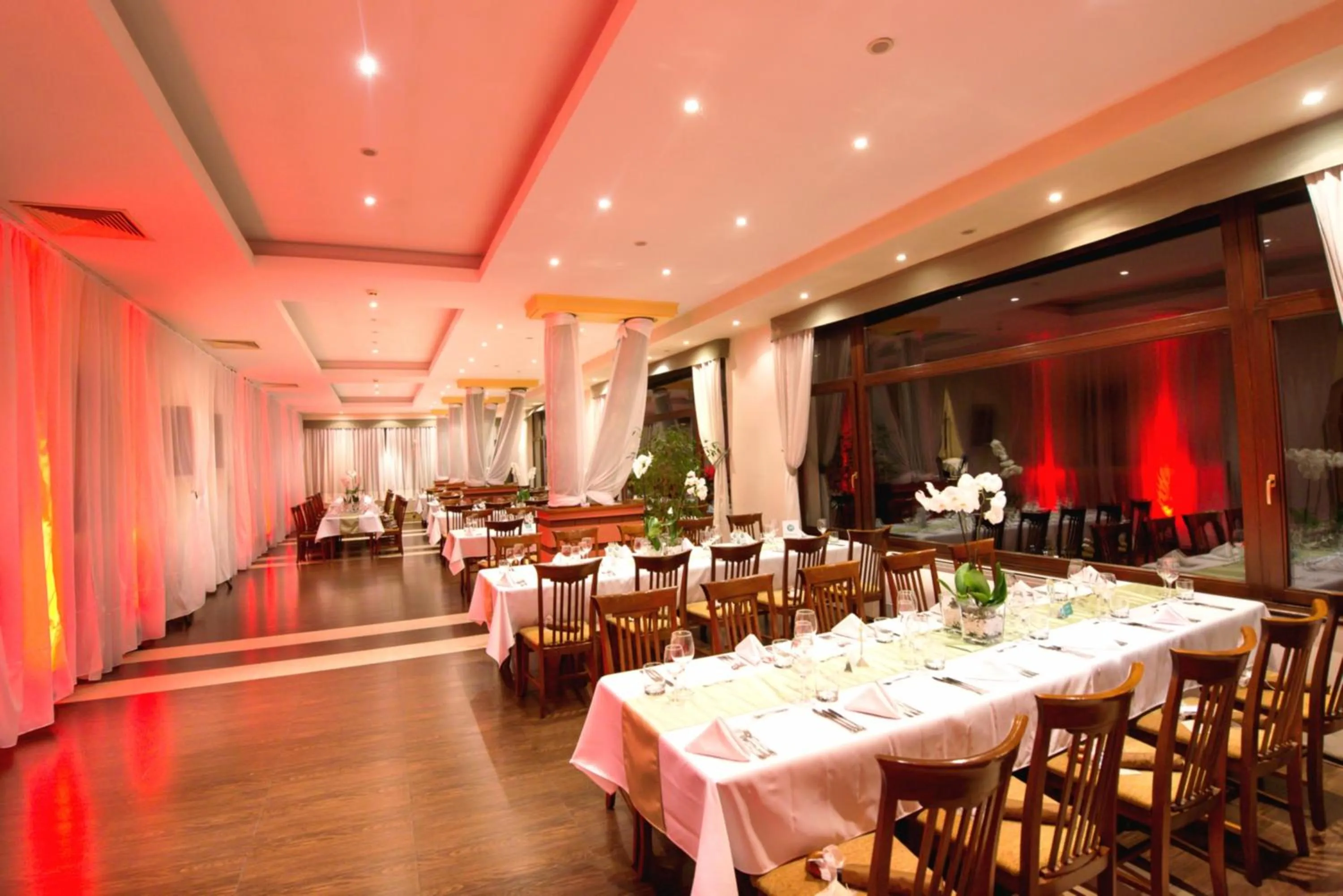 Restaurant/places to eat in Yantra Grand Hotel