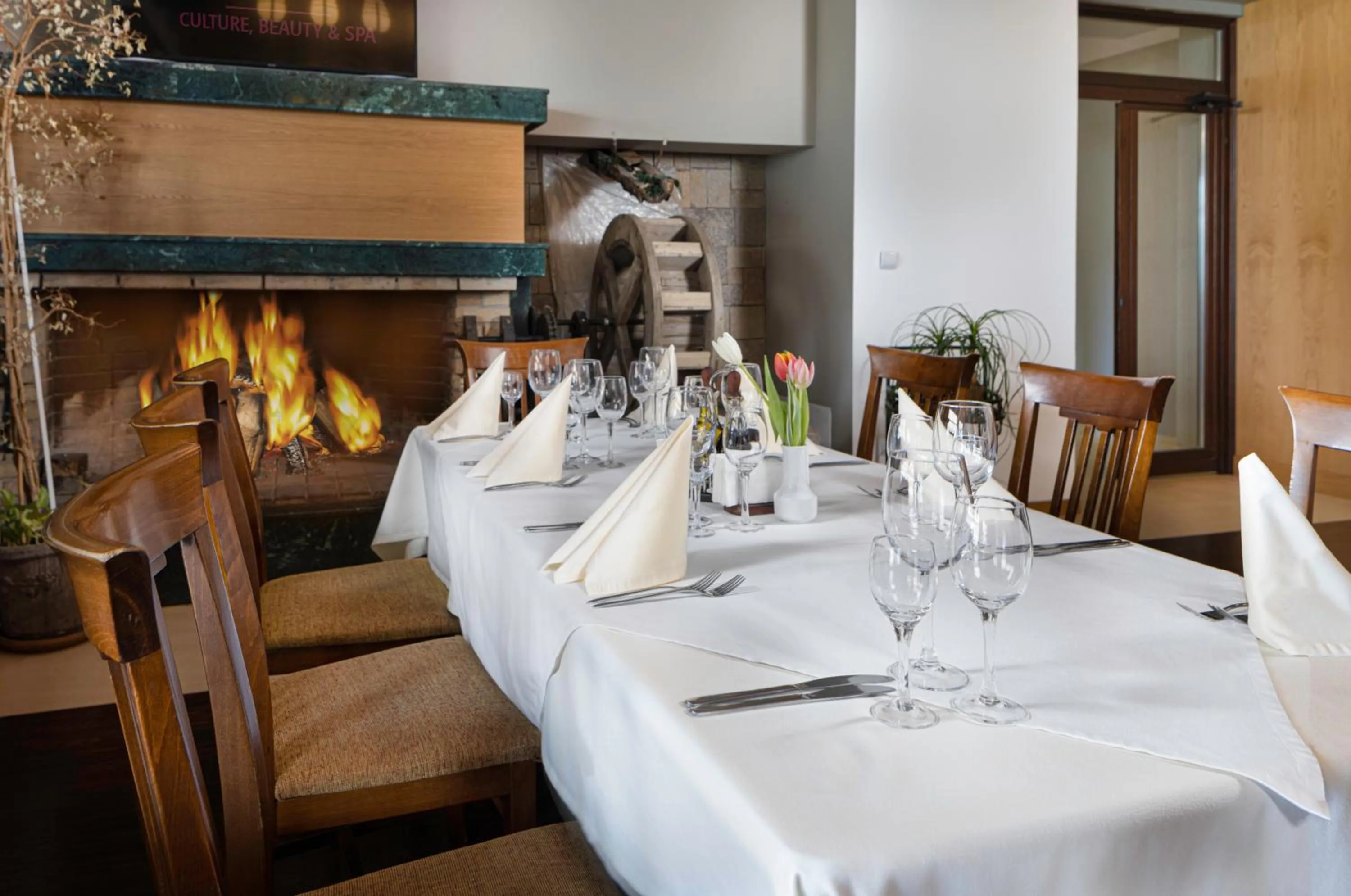 Restaurant/places to eat in Yantra Grand Hotel