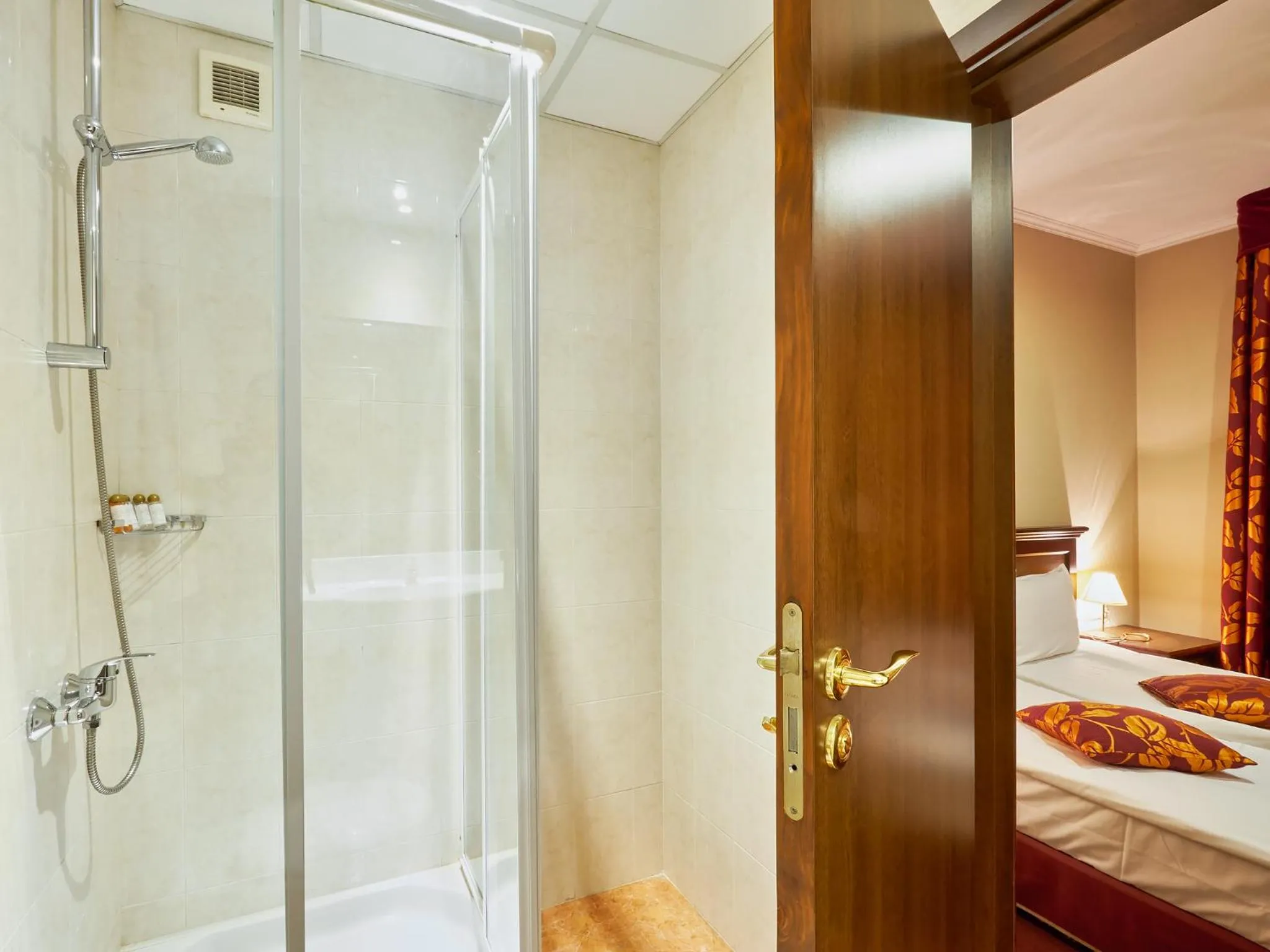 Massage, Bed in Yantra Grand Hotel