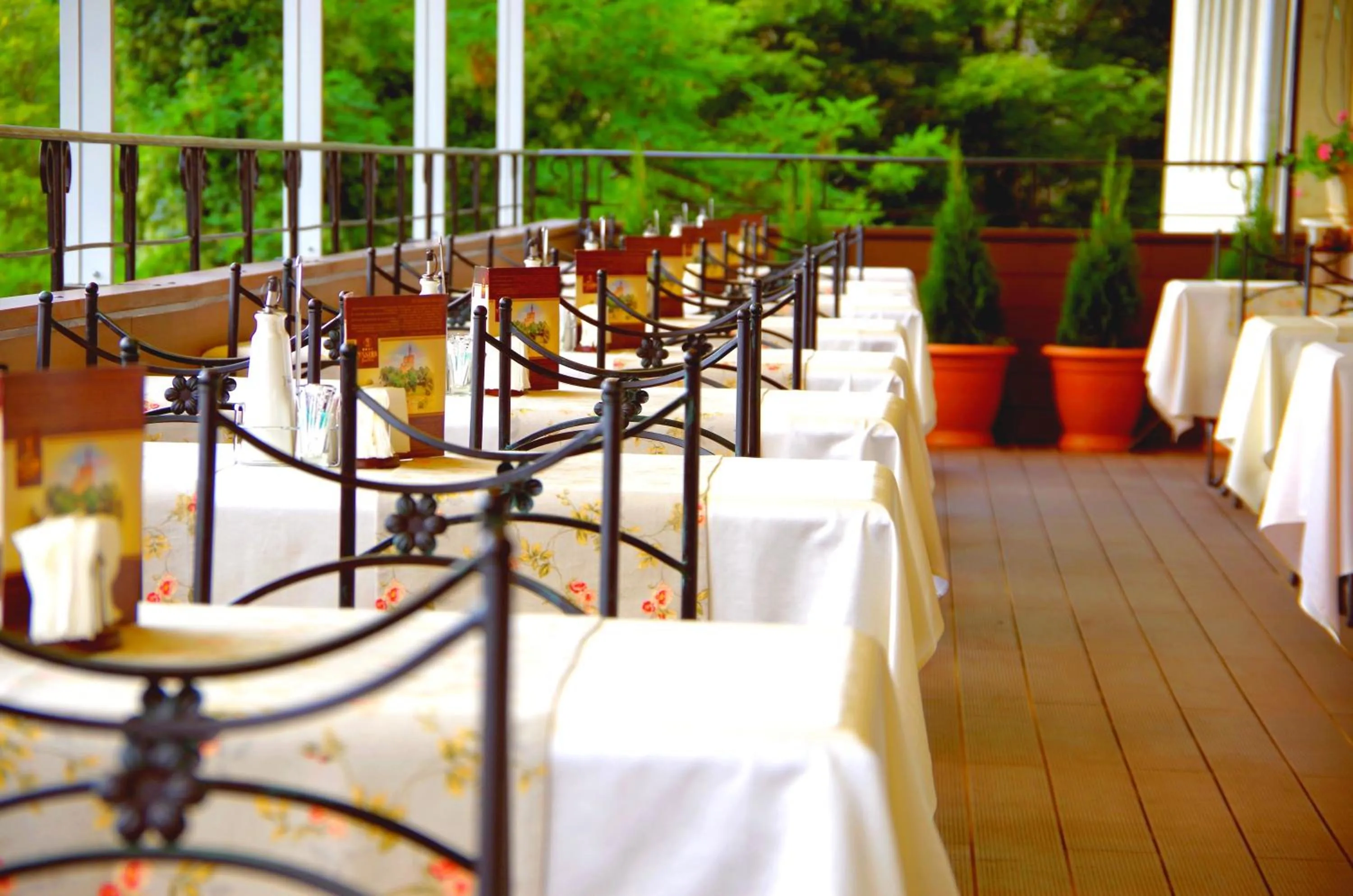 Restaurant/places to eat in Yantra Grand Hotel