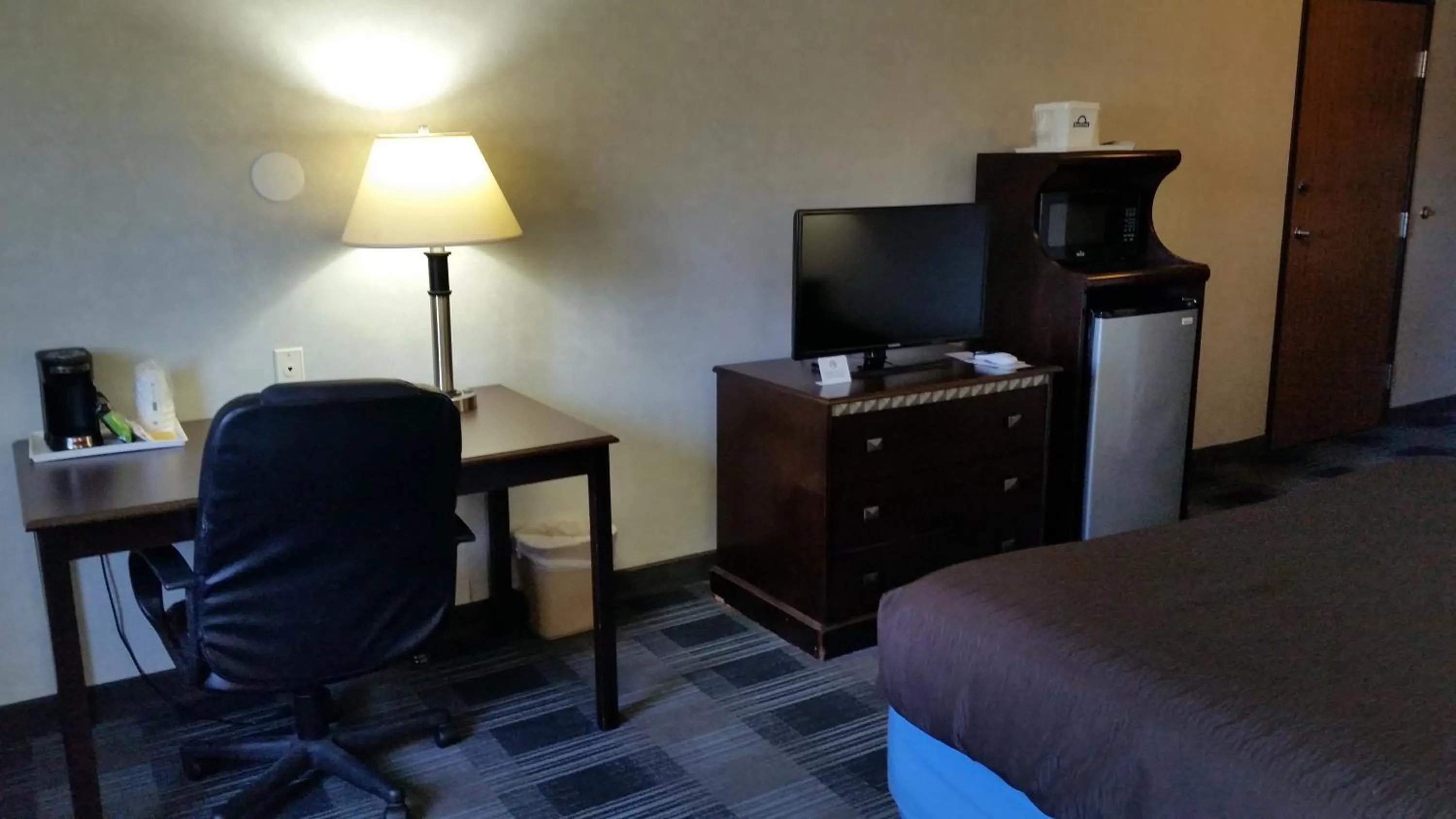 TV and multimedia, Bed in Days Inn & Suites by Wyndham Vancouver