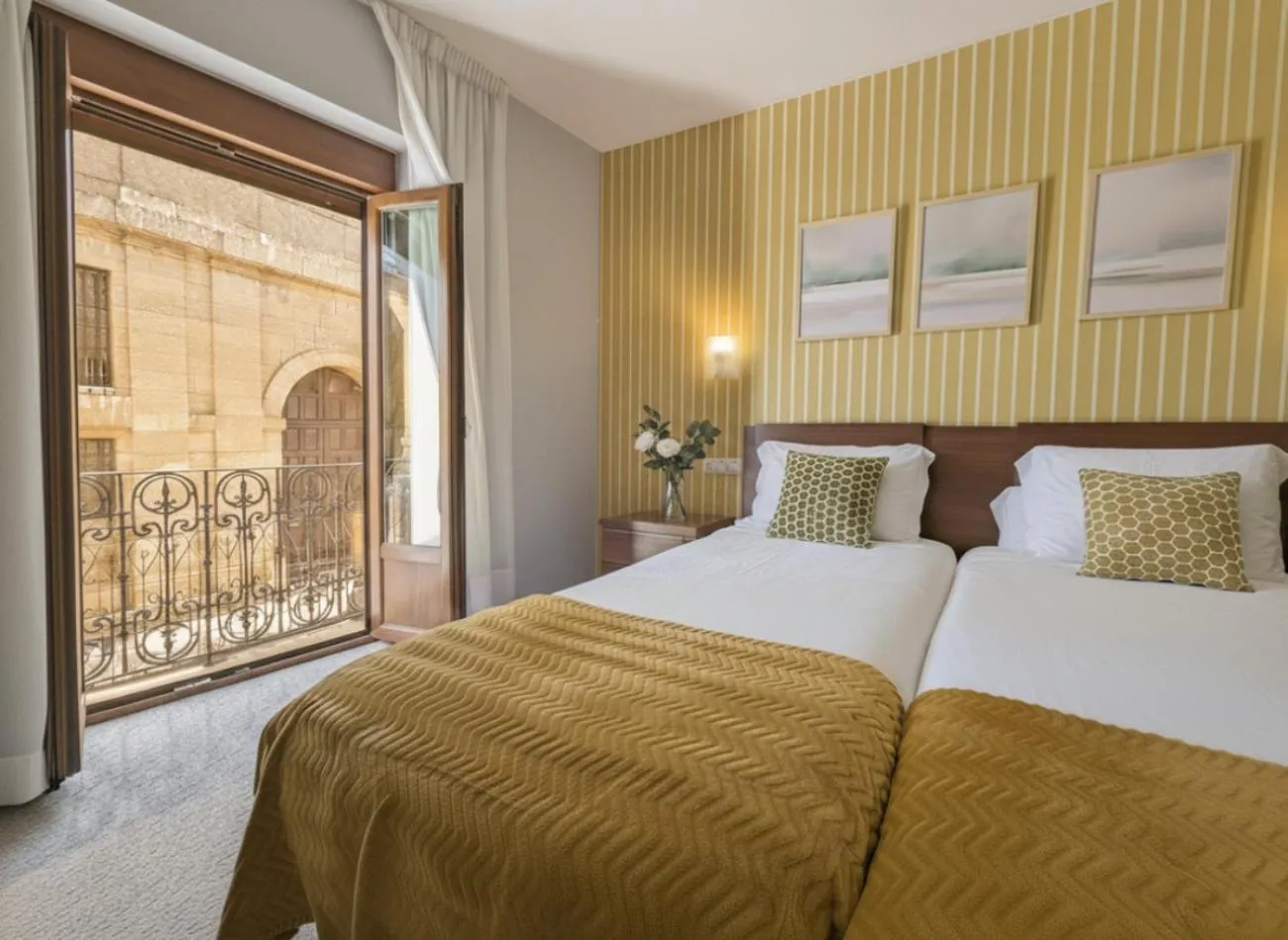 View (from property/room), Bed in Hotel Arcos Catedral
