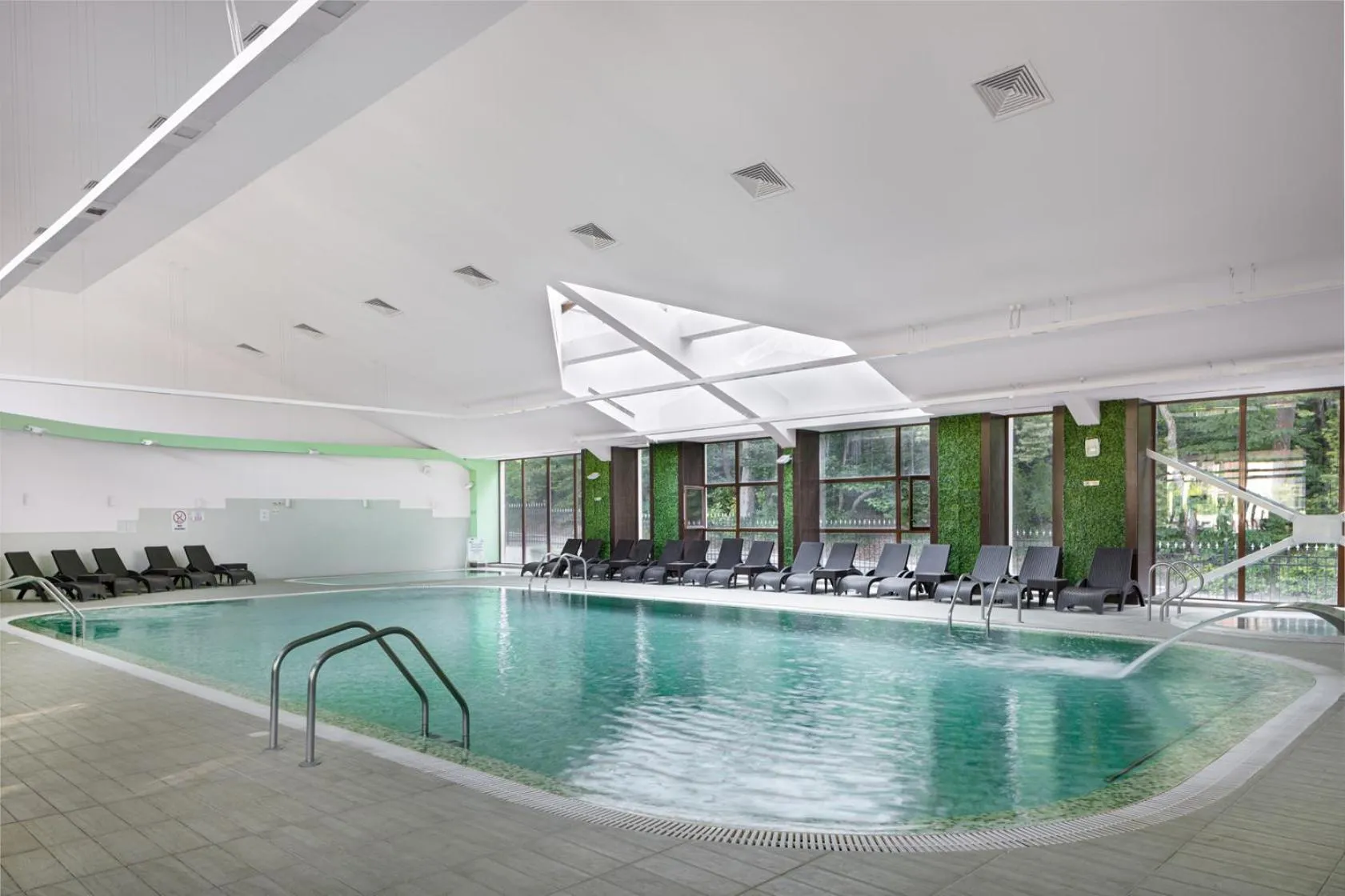 Swimming pool in Pirin Park Hotel