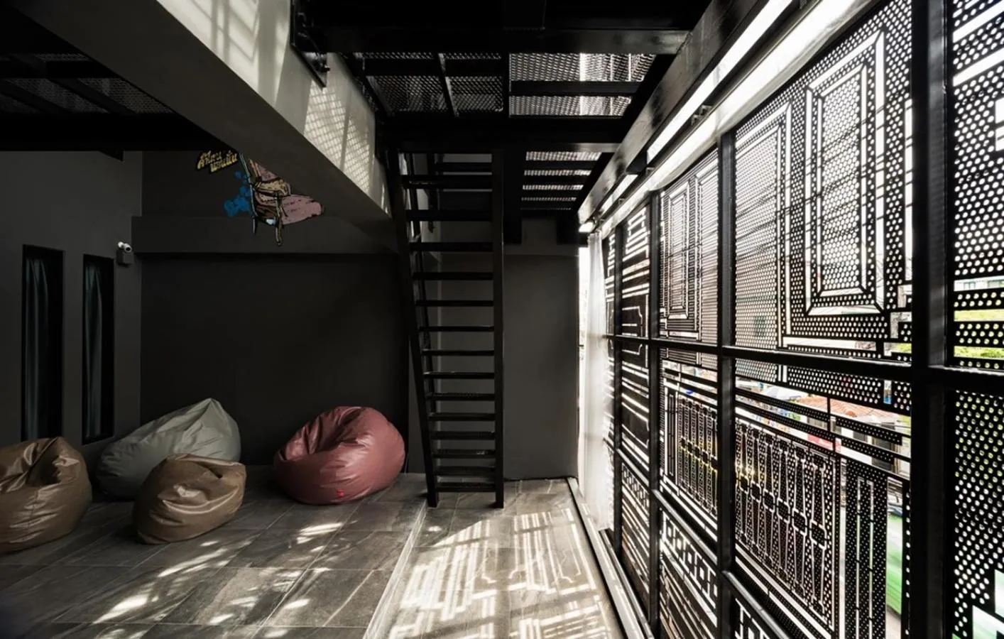 Communal lounge/ TV room in Issara by D Hostel