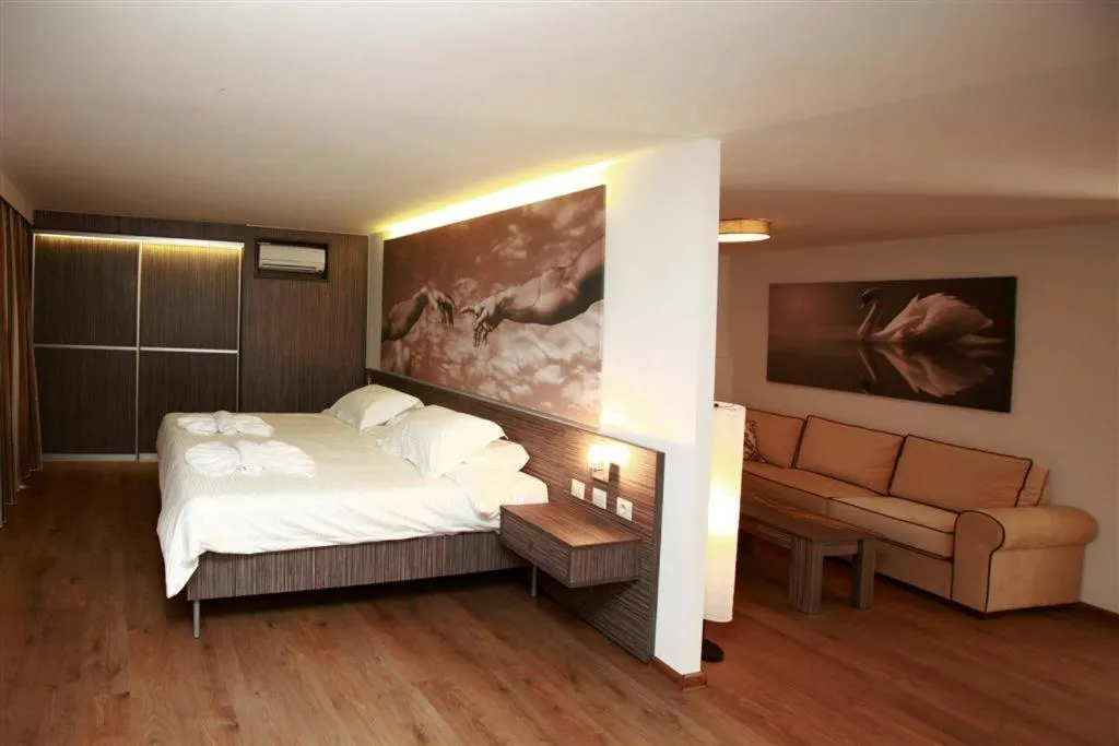Photo of the whole room, Bed in Eurohotel Katrin Suites