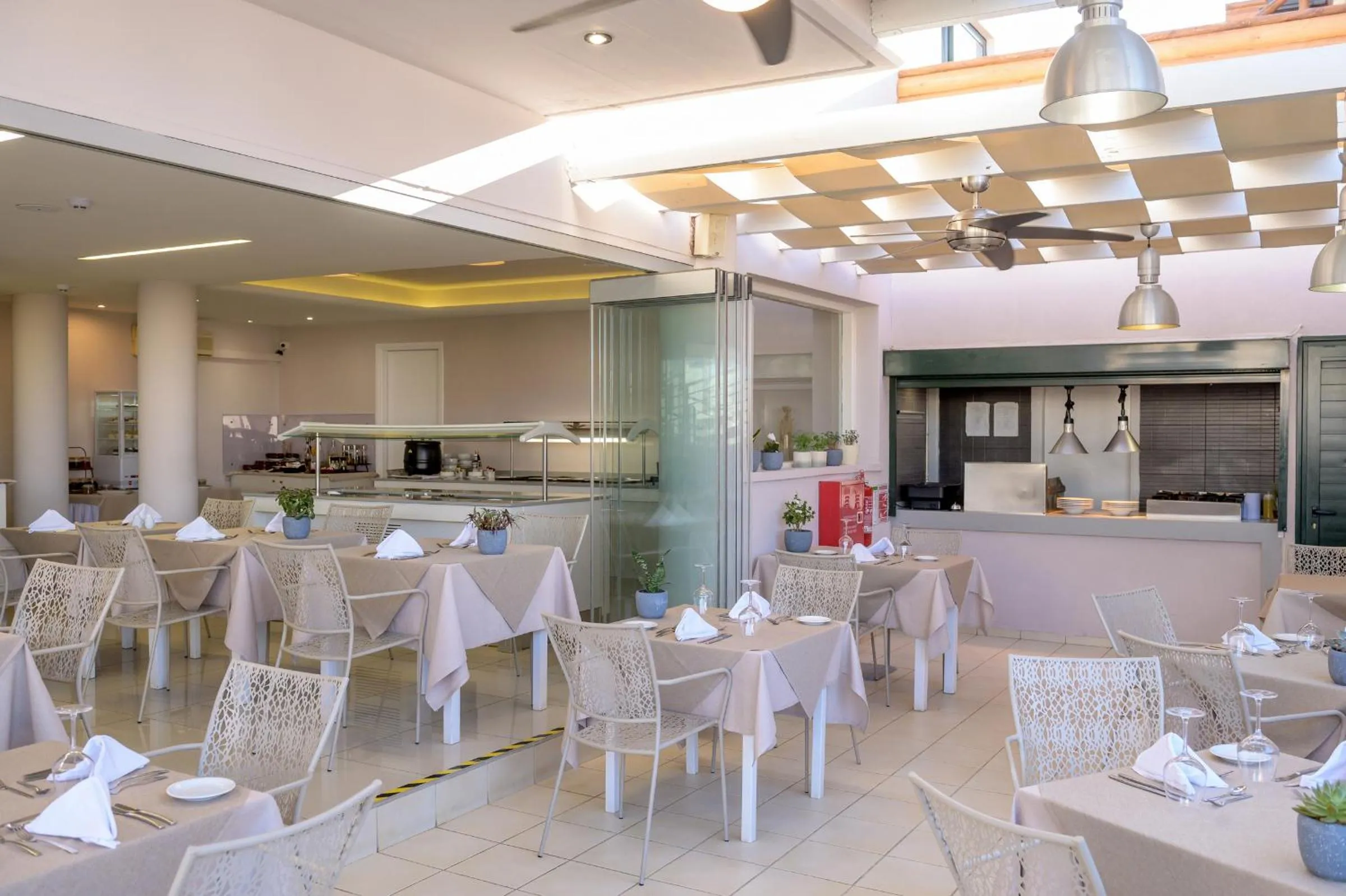 Restaurant/places to eat in Eurohotel Katrin Suites