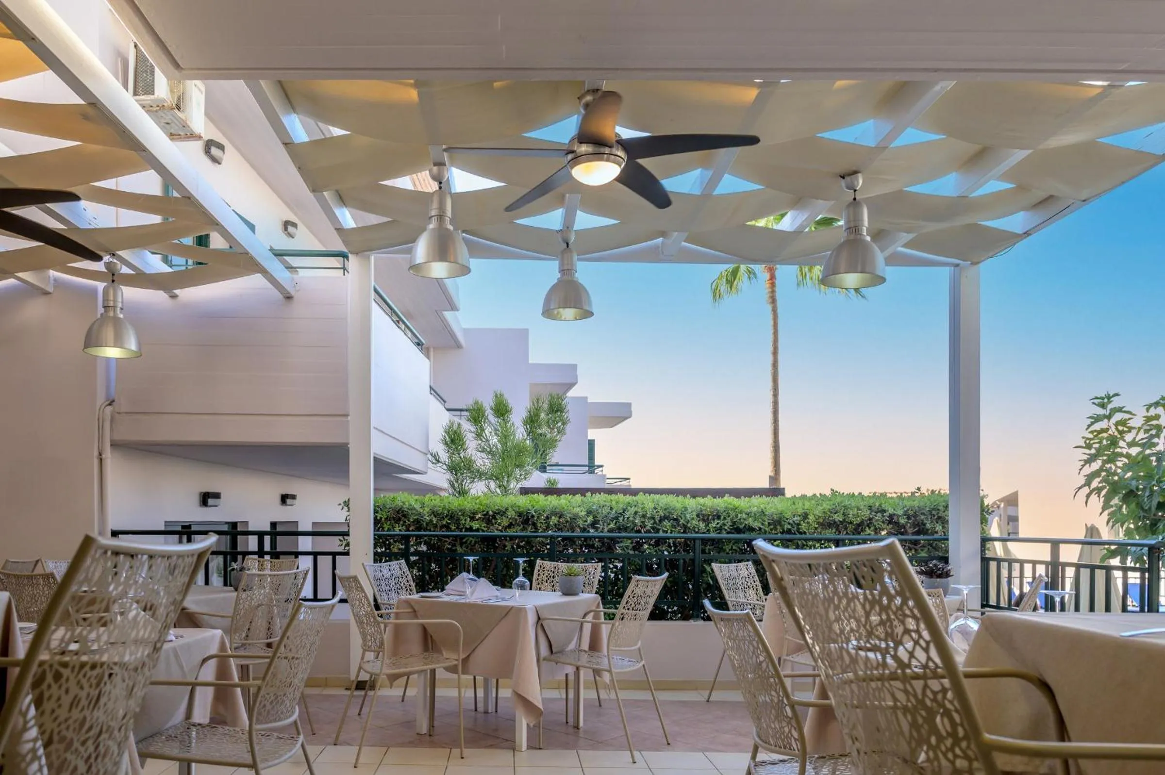 Restaurant/places to eat in Eurohotel Katrin Suites