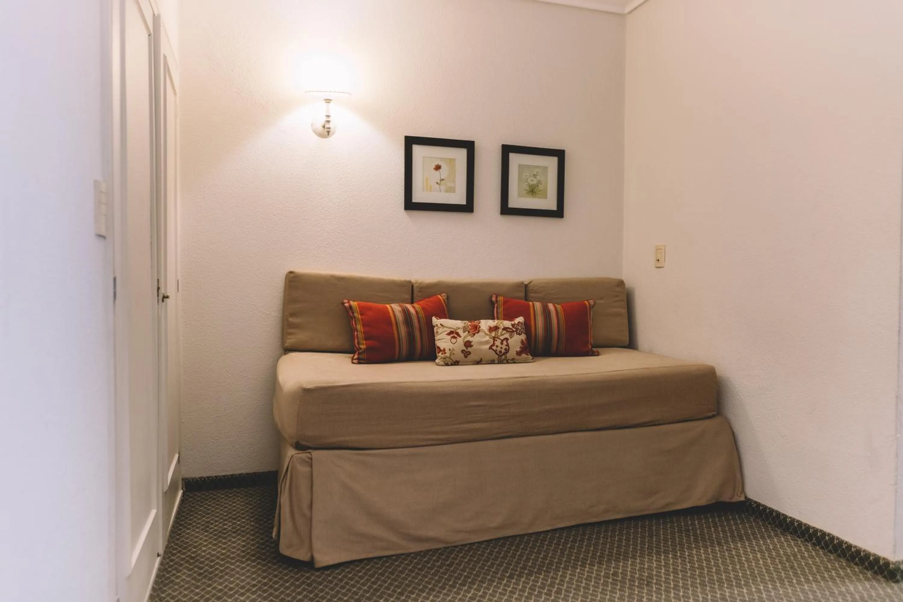 Living room, Bed in Hotel Dos Reyes