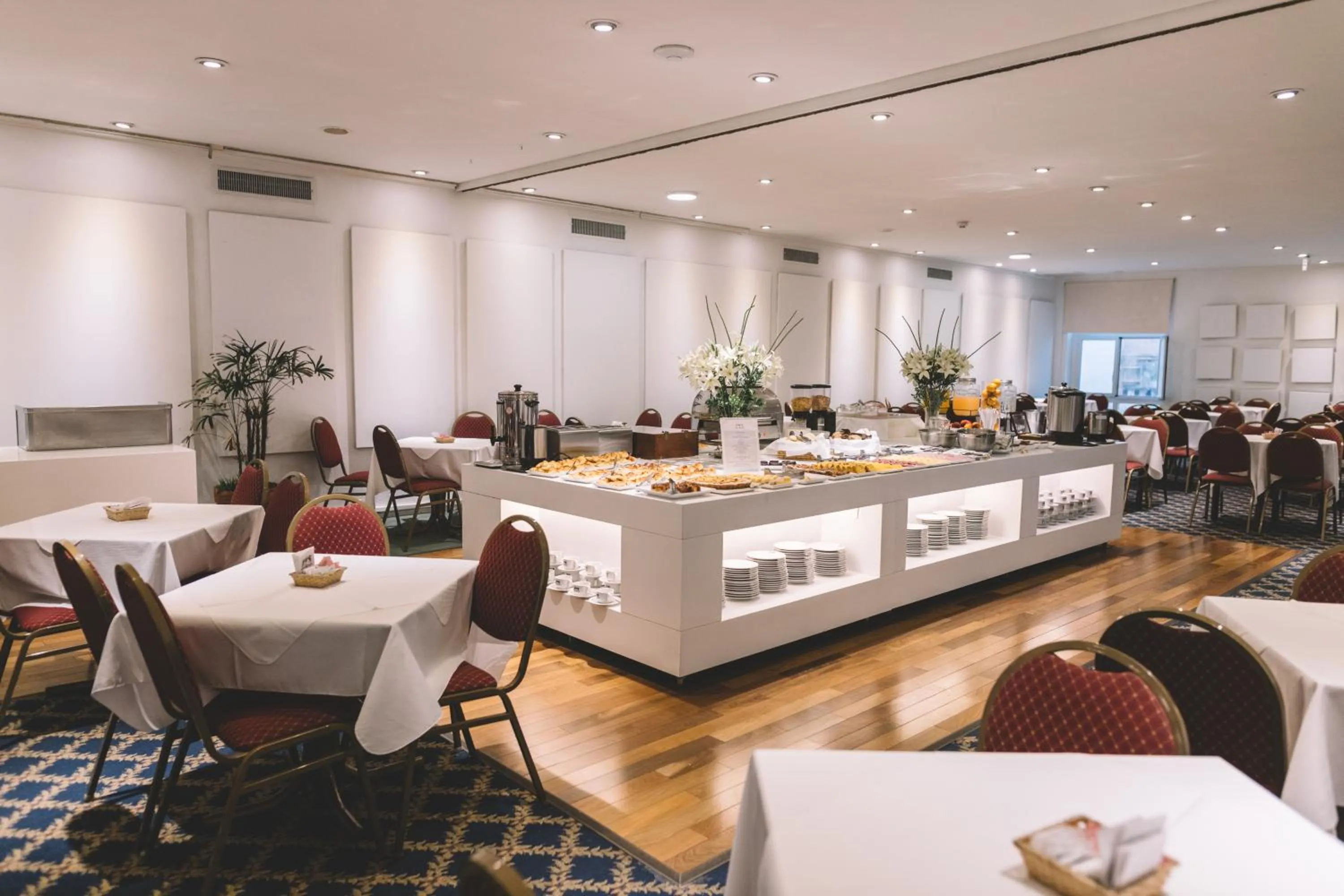 Buffet breakfast in Hotel Dos Reyes