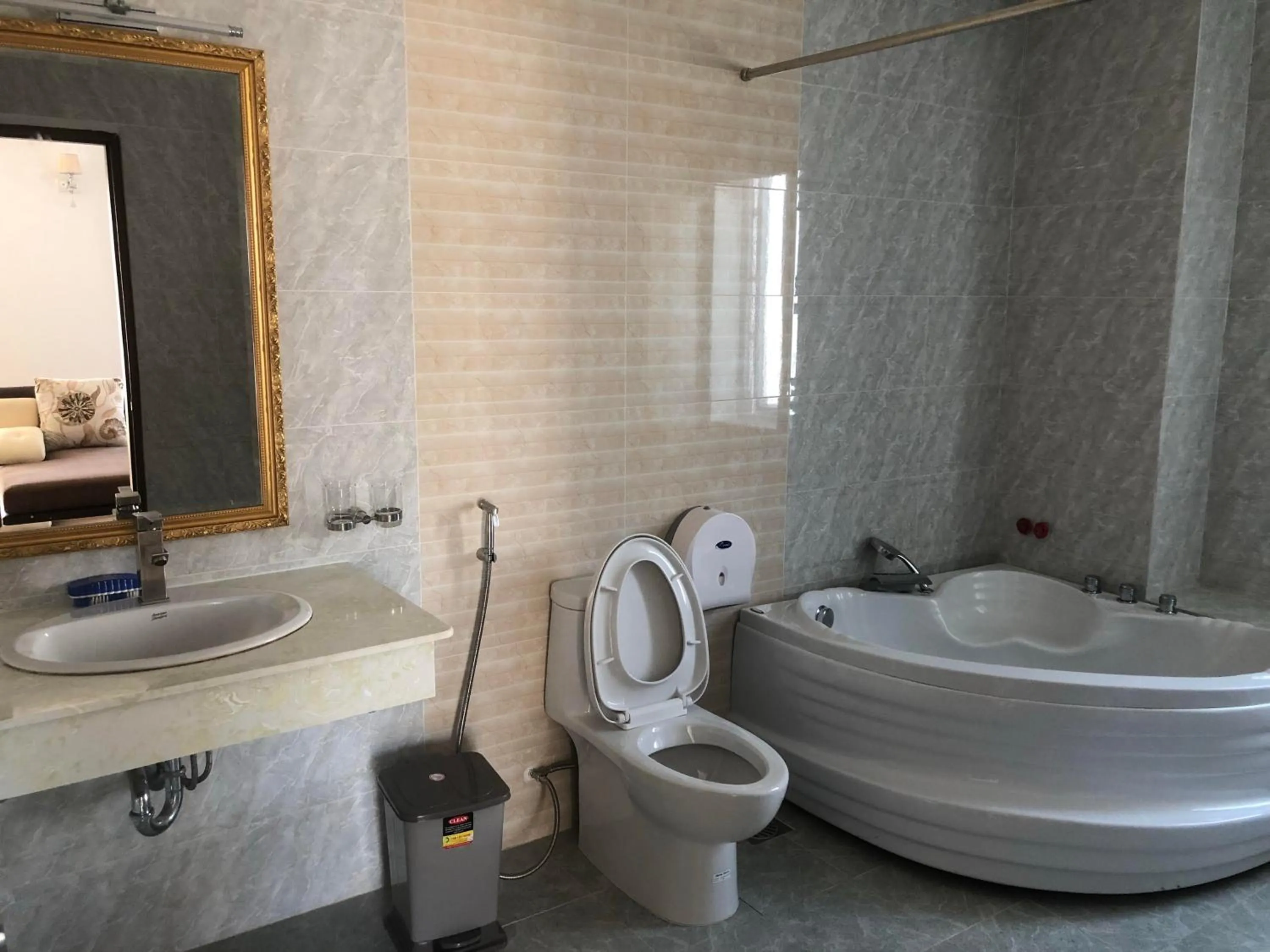 Toilet in Nice Life Hotel