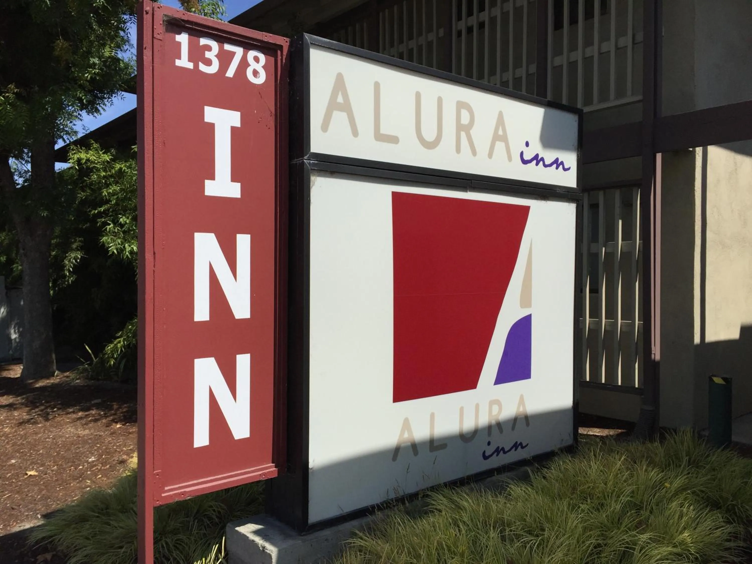 Facade/entrance in Alura Inn