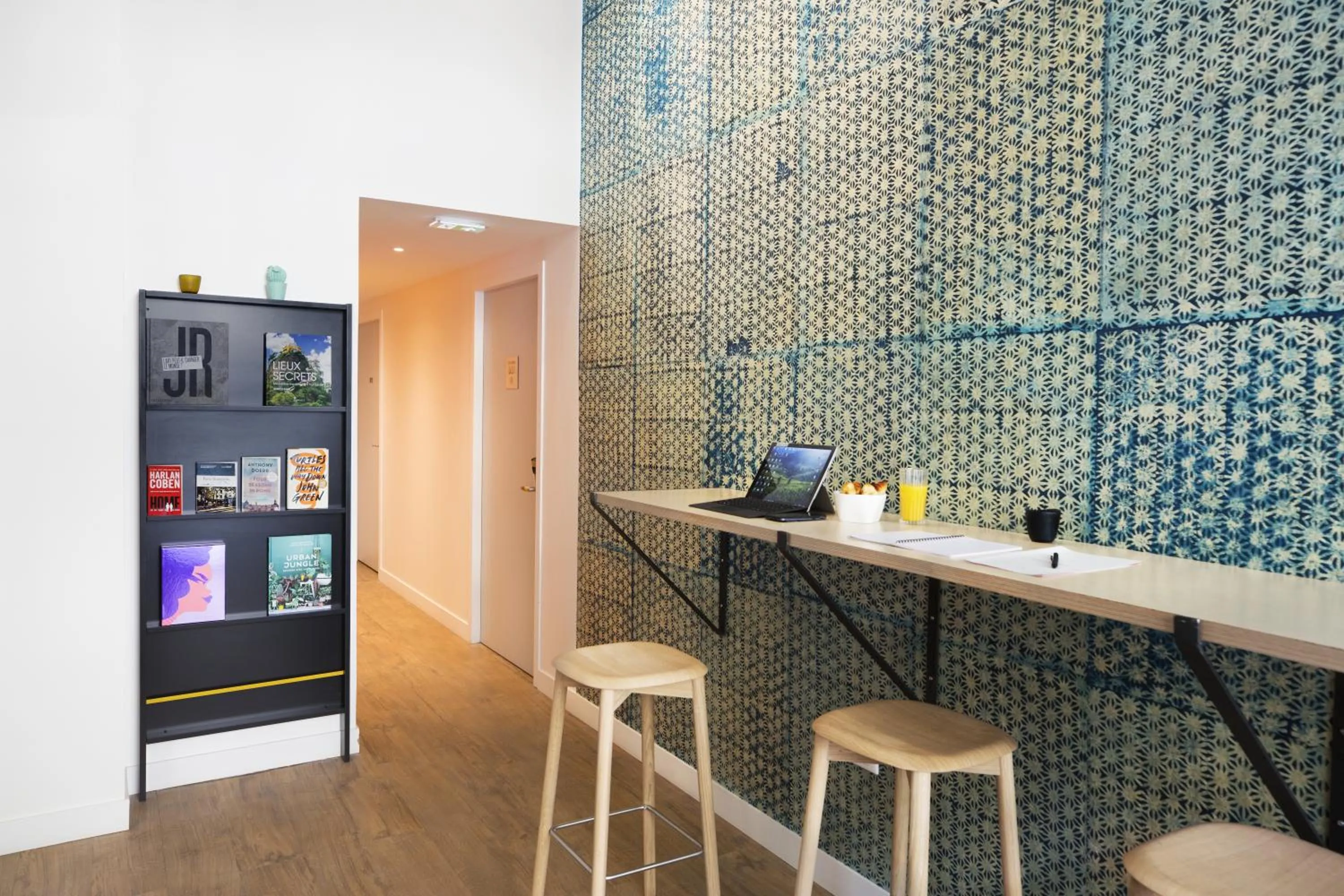 Lobby or reception in Hotel The Playce by Happyculture