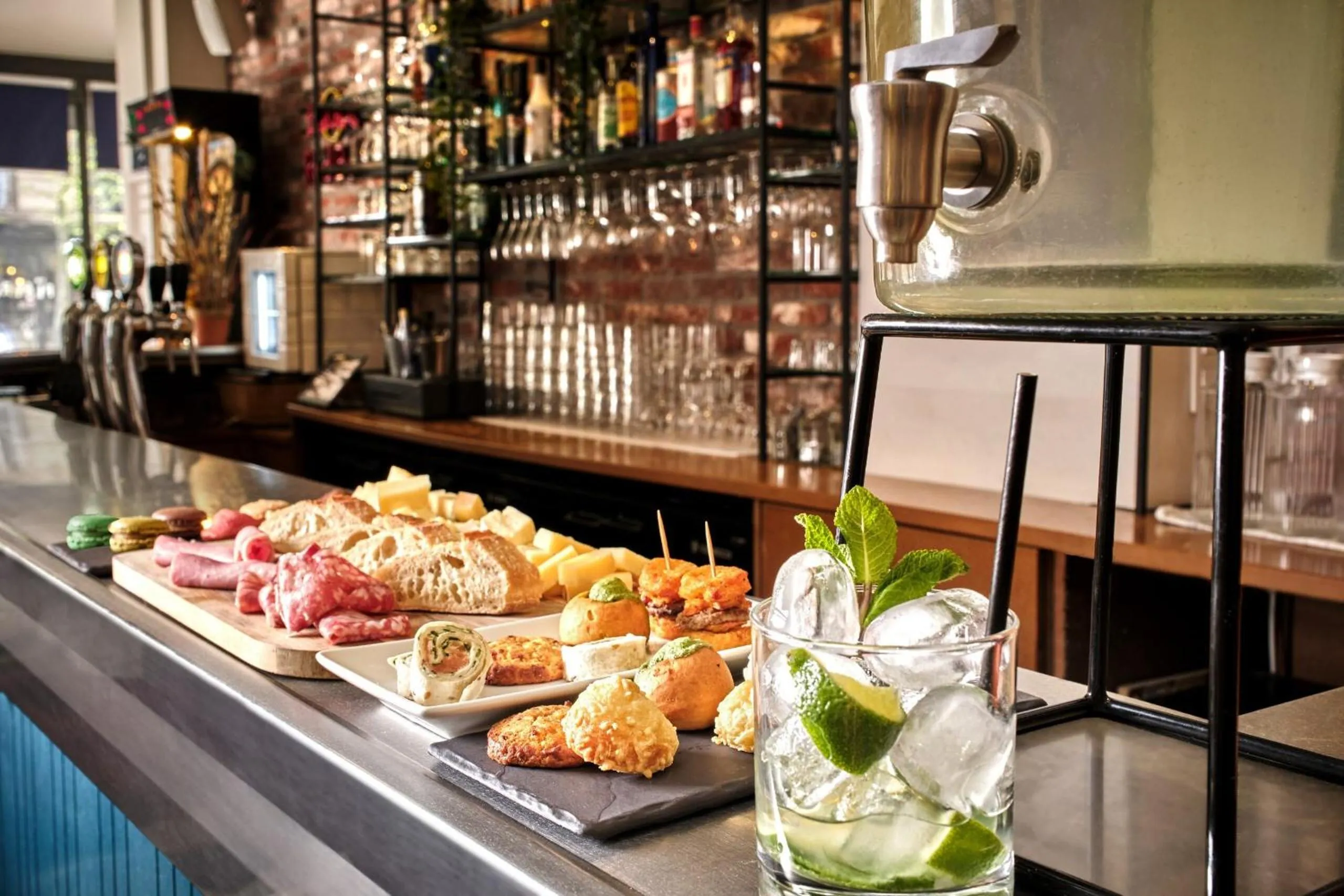 Lounge or bar in Hotel The Playce by Happyculture