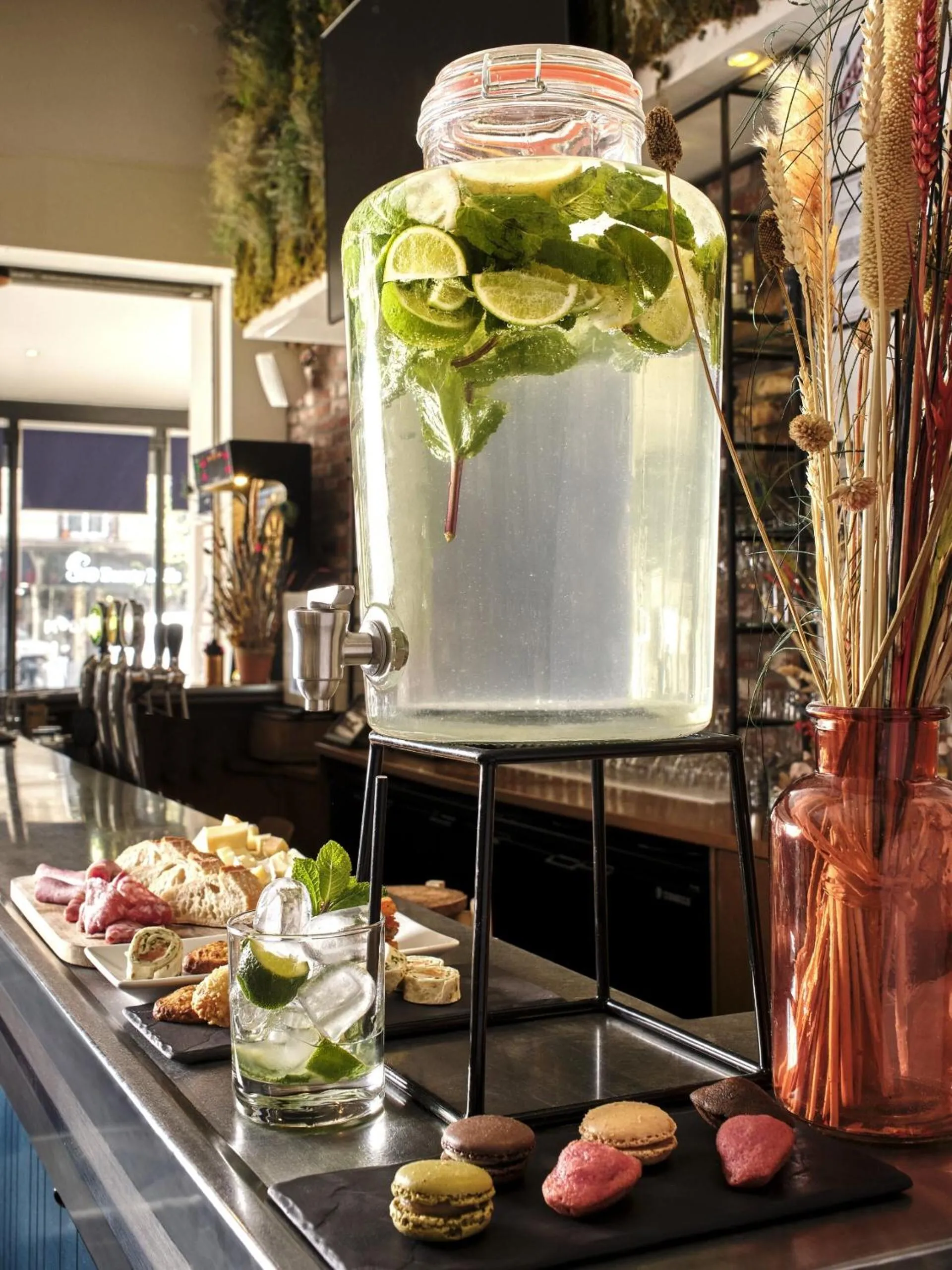 Lounge or bar in Hotel The Playce by Happyculture