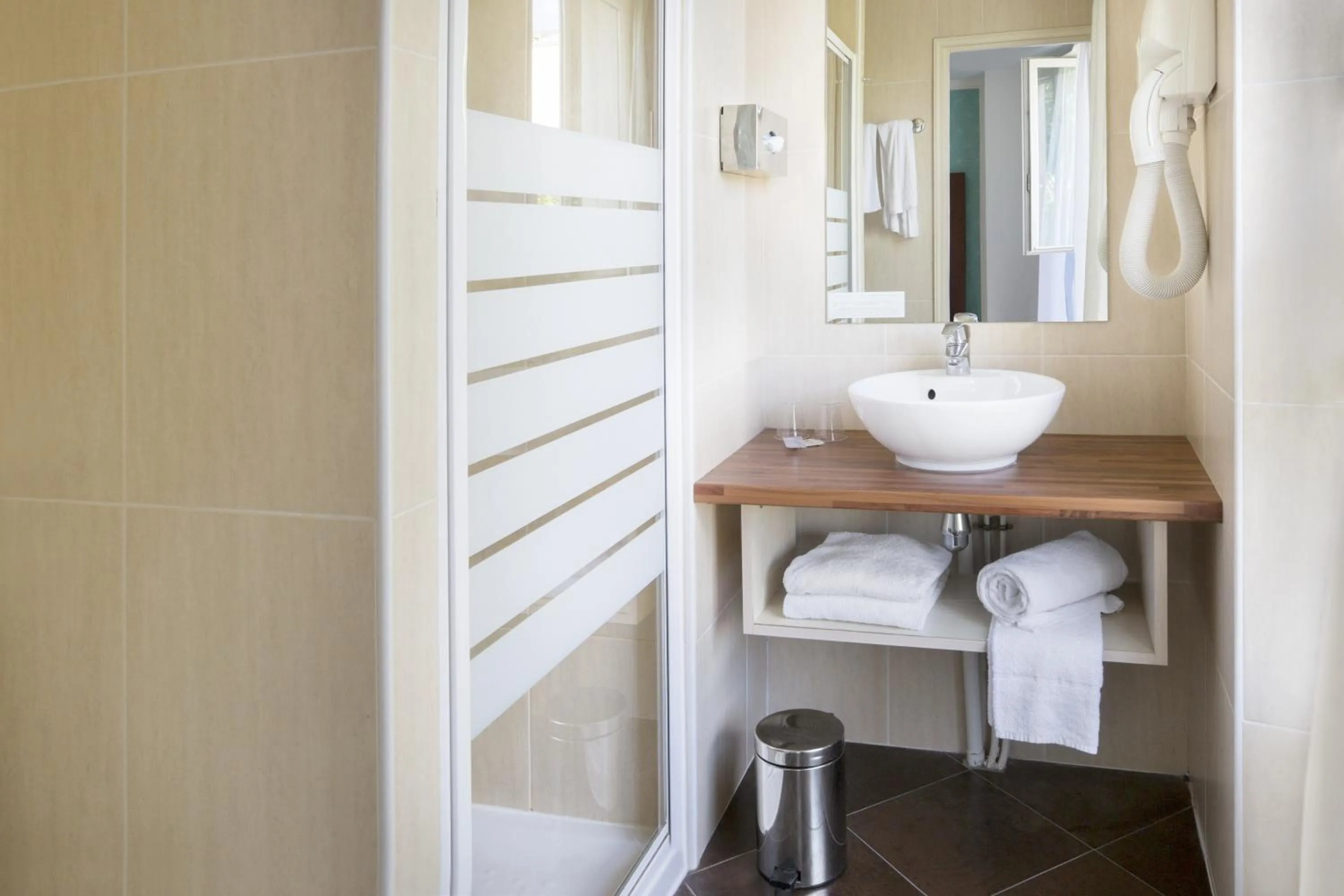 Bathroom in Hotel The Playce by Happyculture