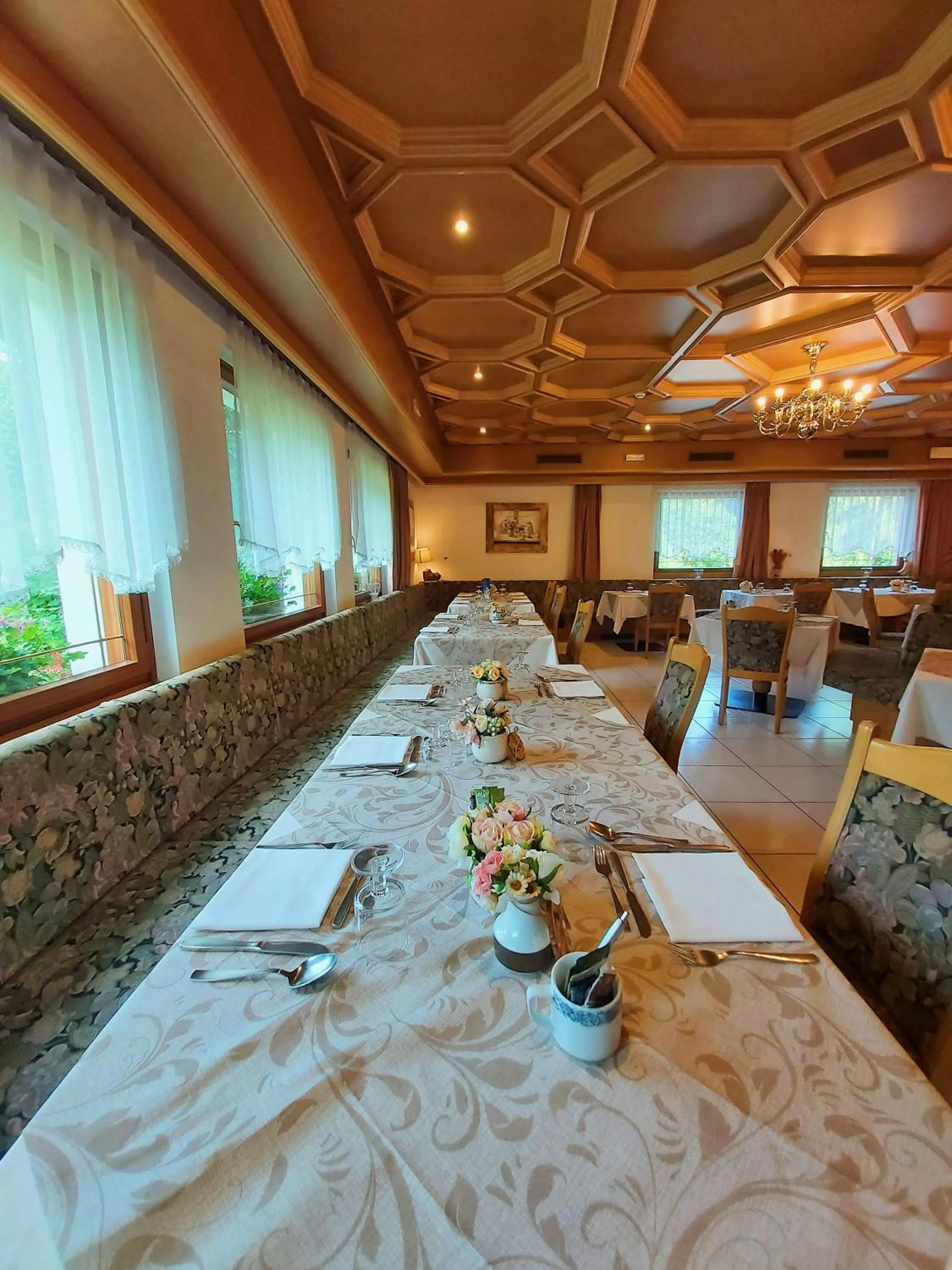 Restaurant/places to eat in Albergo Scoiattolo