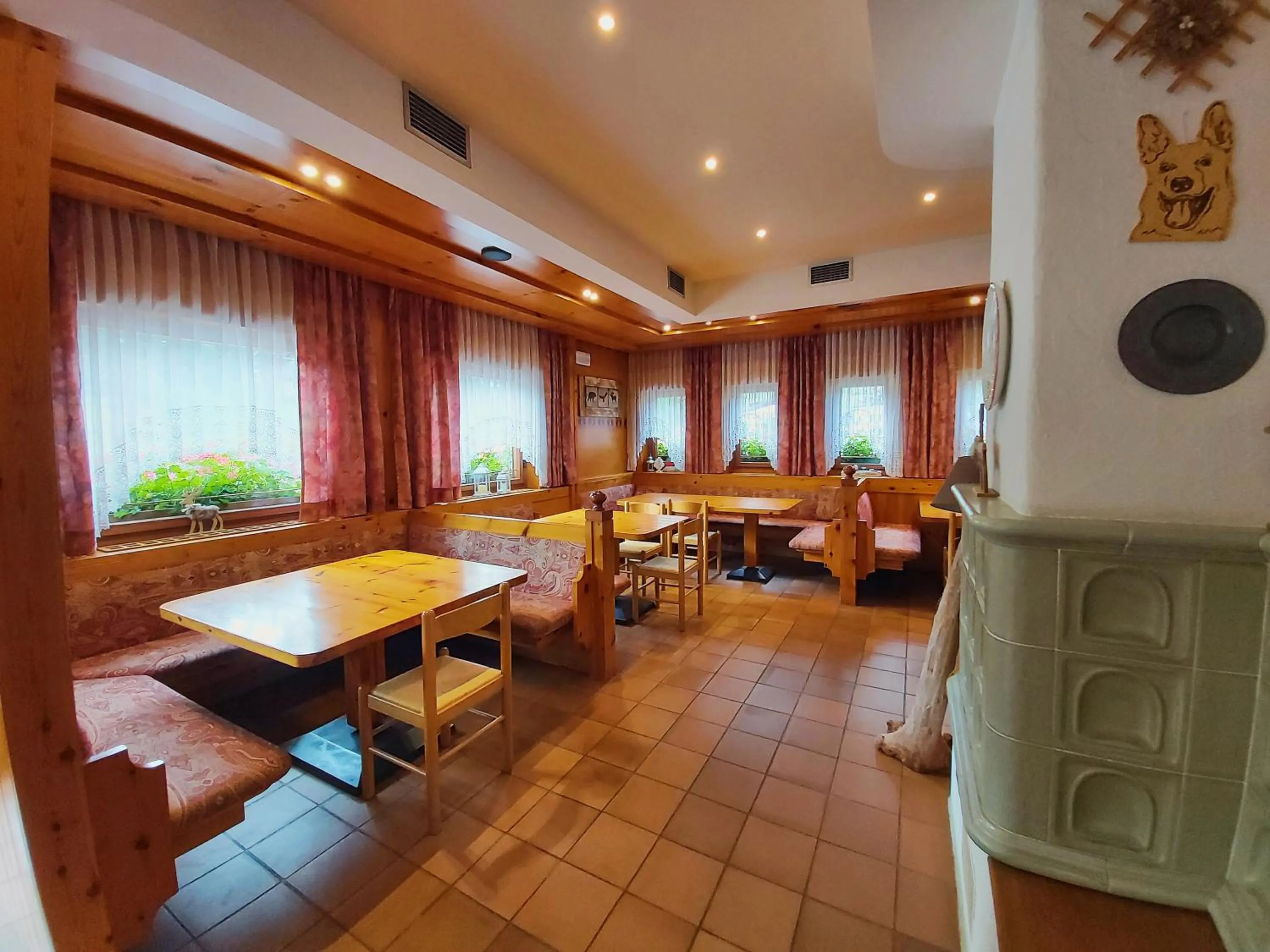 Restaurant/places to eat in Albergo Scoiattolo