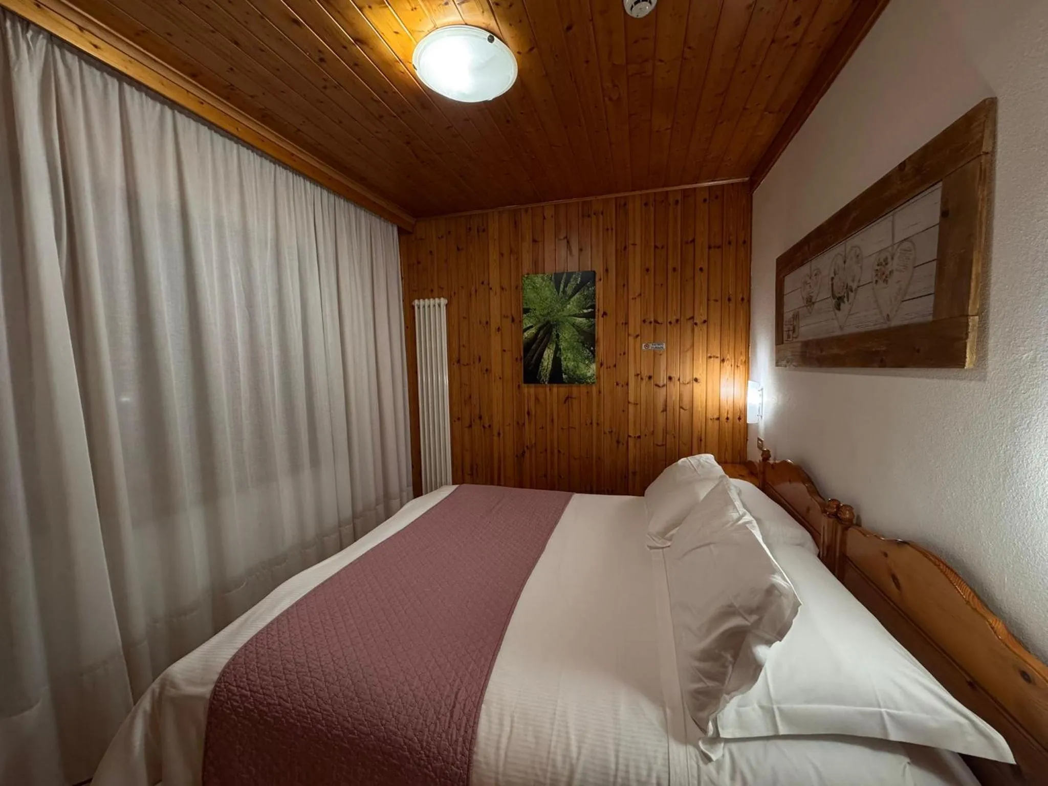 Bed in Albergo Scoiattolo