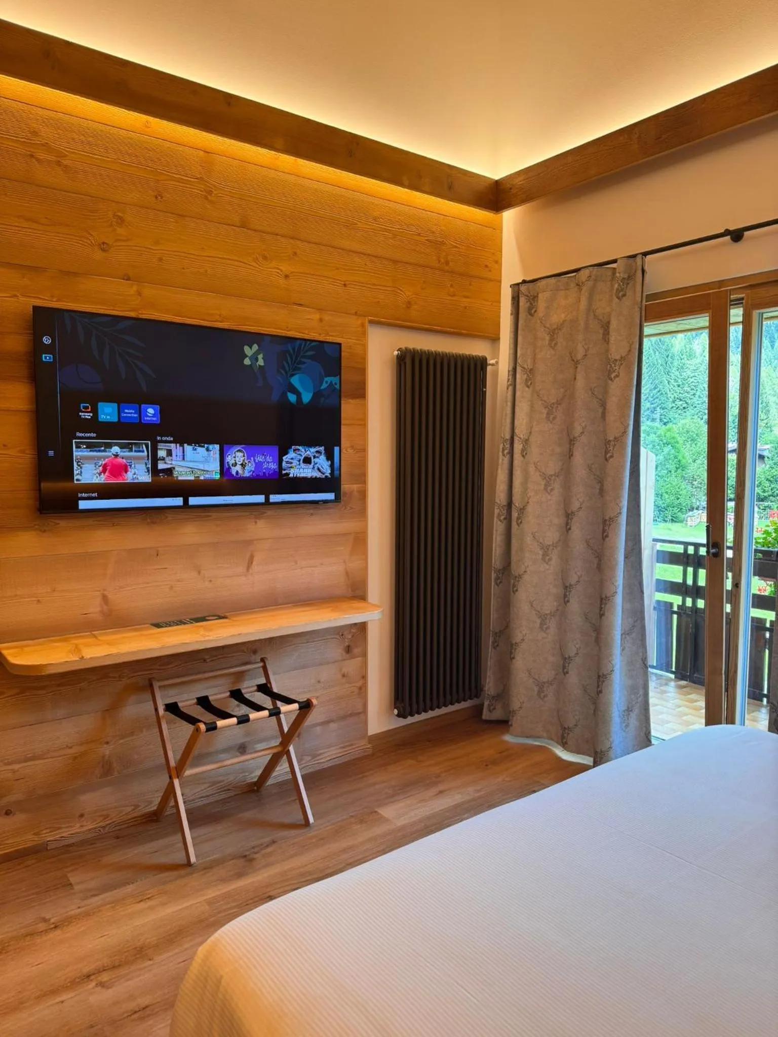 Property building, Bed in Albergo Scoiattolo