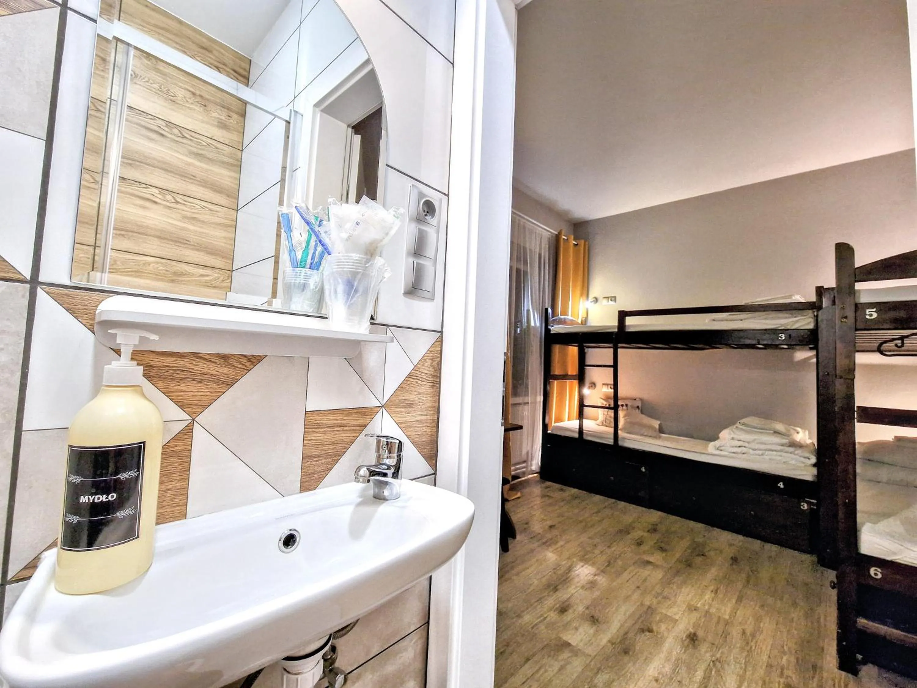 Shower, Bed in Hostel Helvetia Rooms Warsaw CITY CENTER and OLD TOWN