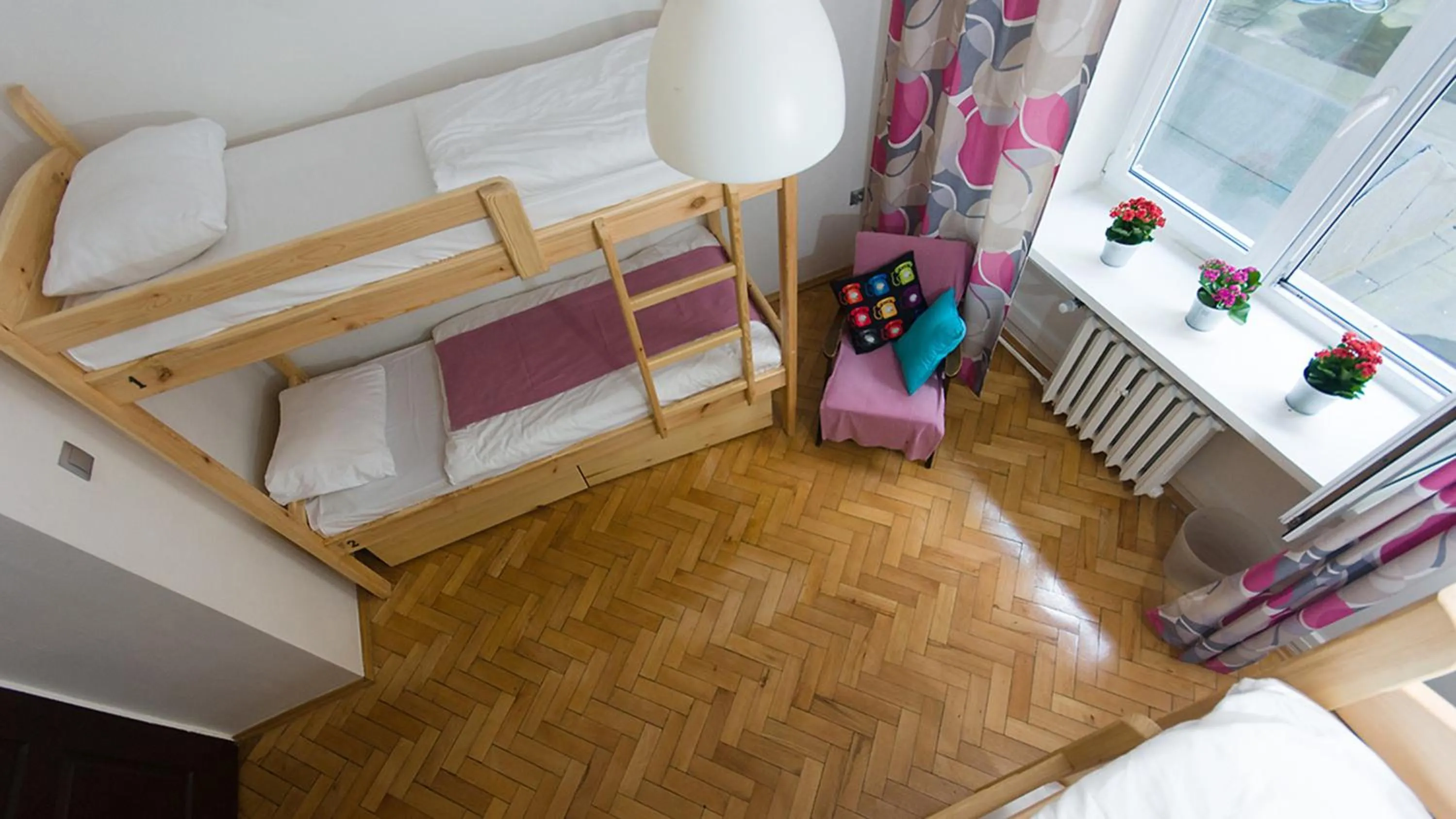 Bed in 4-Bed Female Dormitory Room in Hostel Helvetia Rooms Warsaw CITY CENTER and OLD TOWN