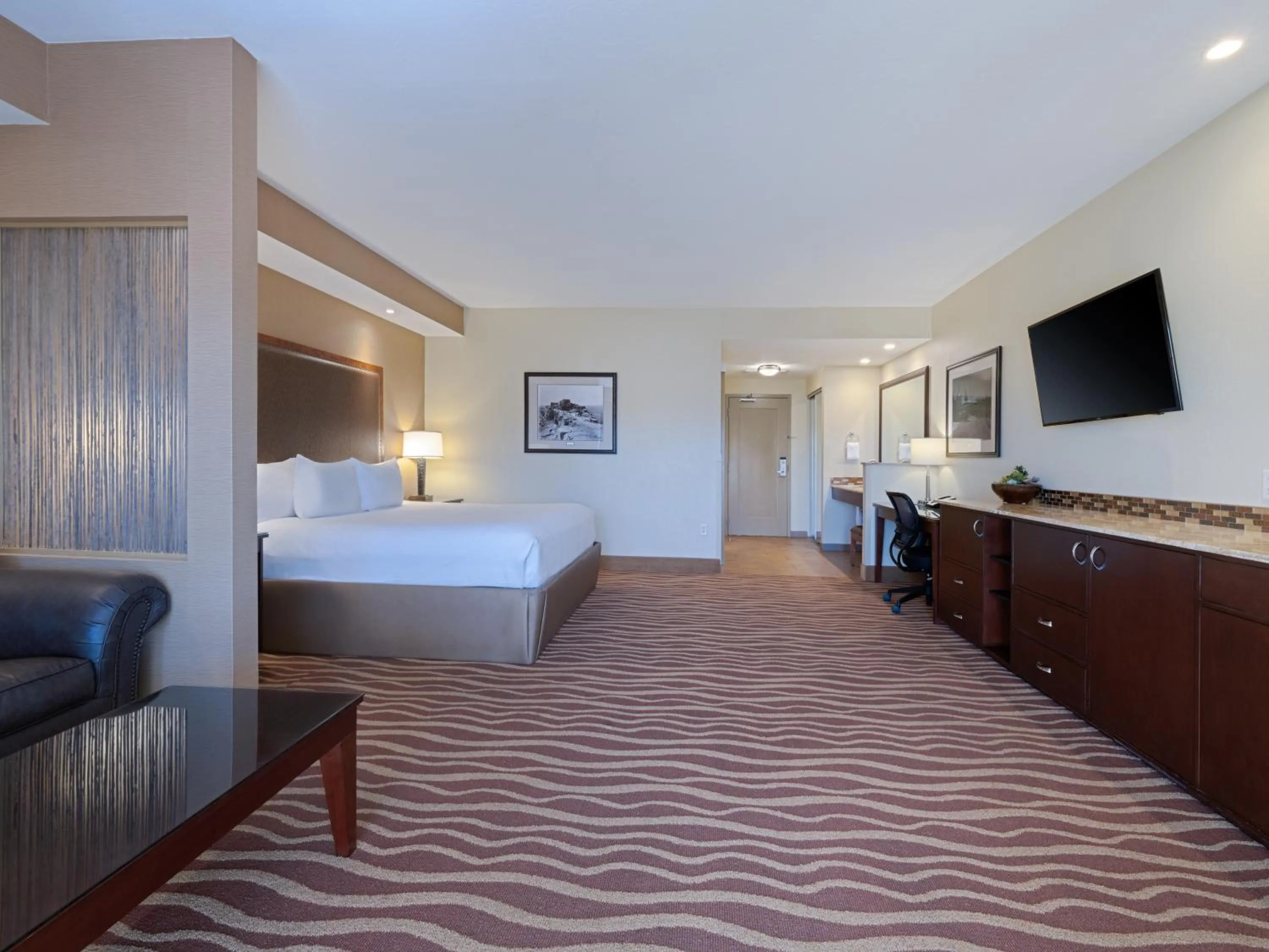 Living room, Bed in Holiday Inn Resort The Squire at Grand Canyon by IHG