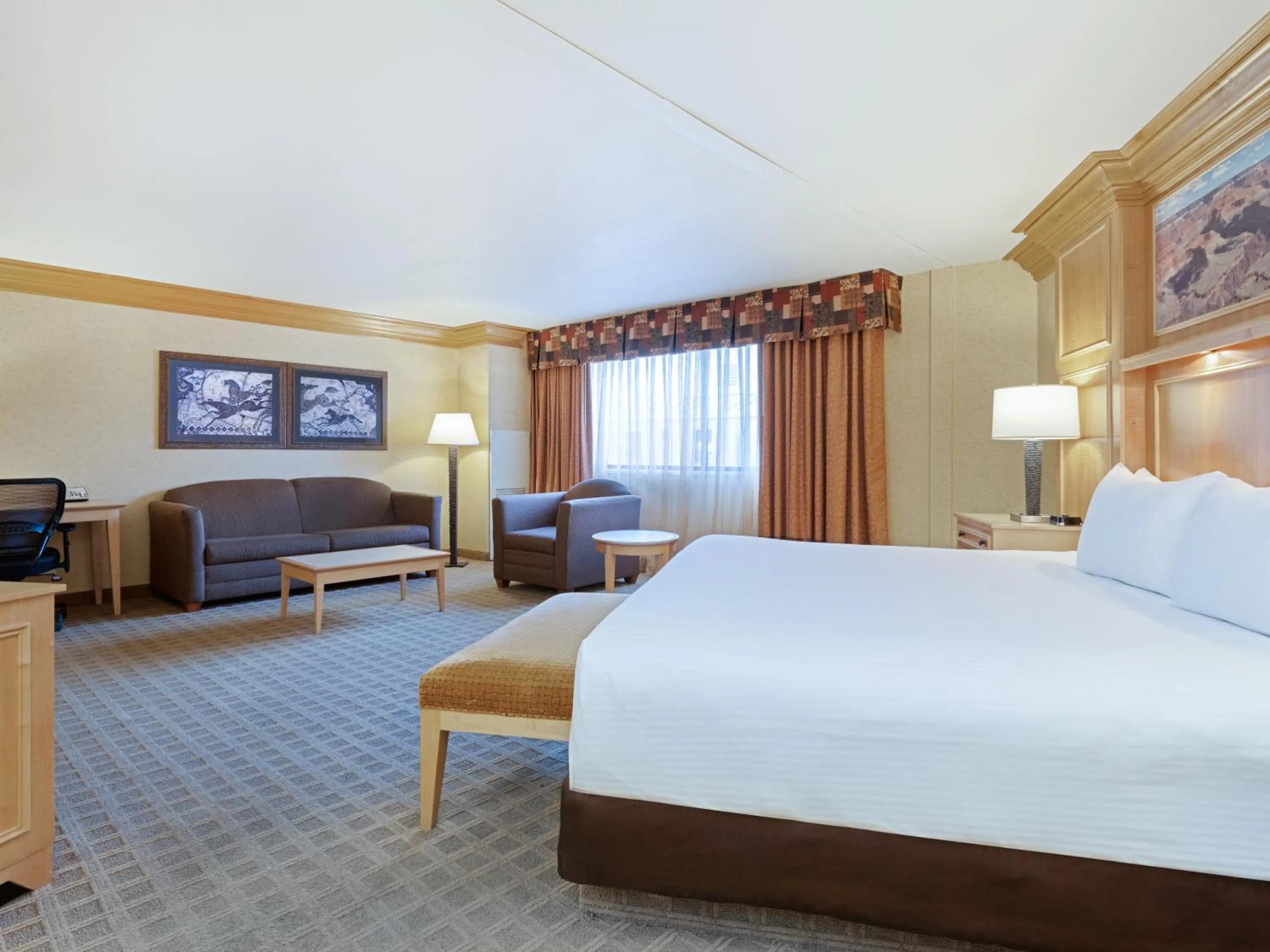 Living room, Bed in Holiday Inn Resort The Squire at Grand Canyon by IHG