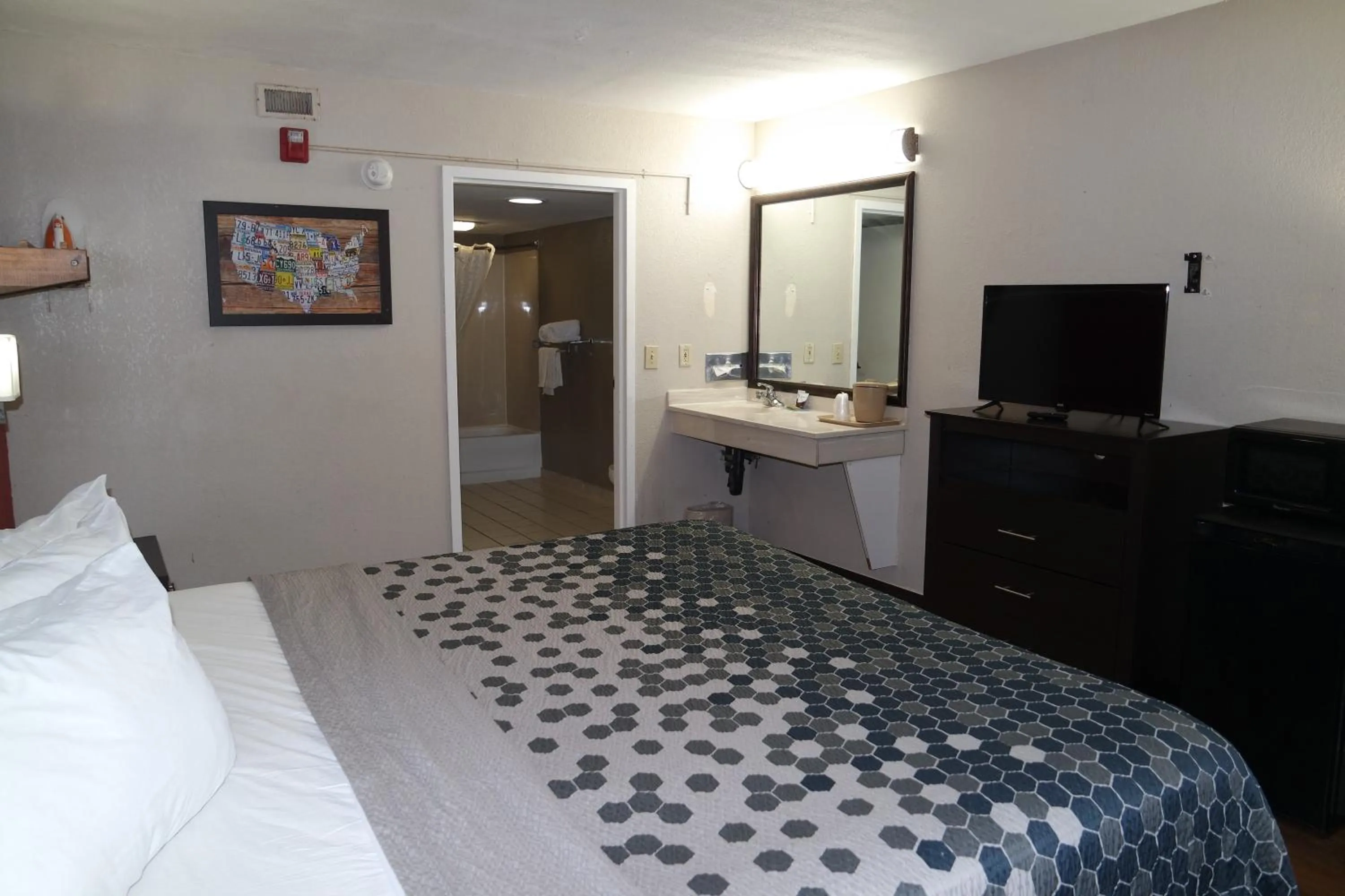 Bedroom, Bed in Travelodge by Wyndham North Charleston
