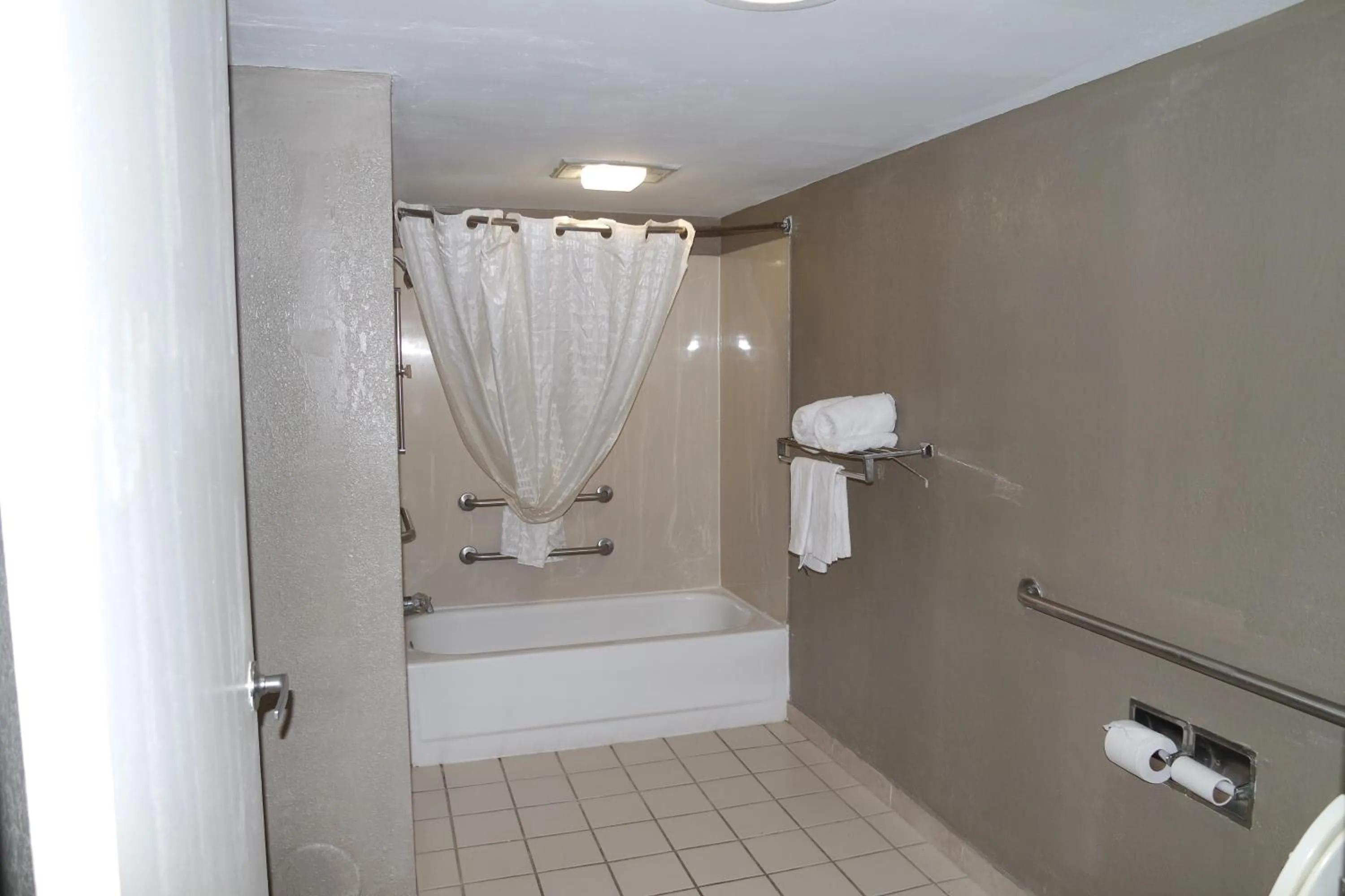 Bathroom in Travelodge by Wyndham North Charleston