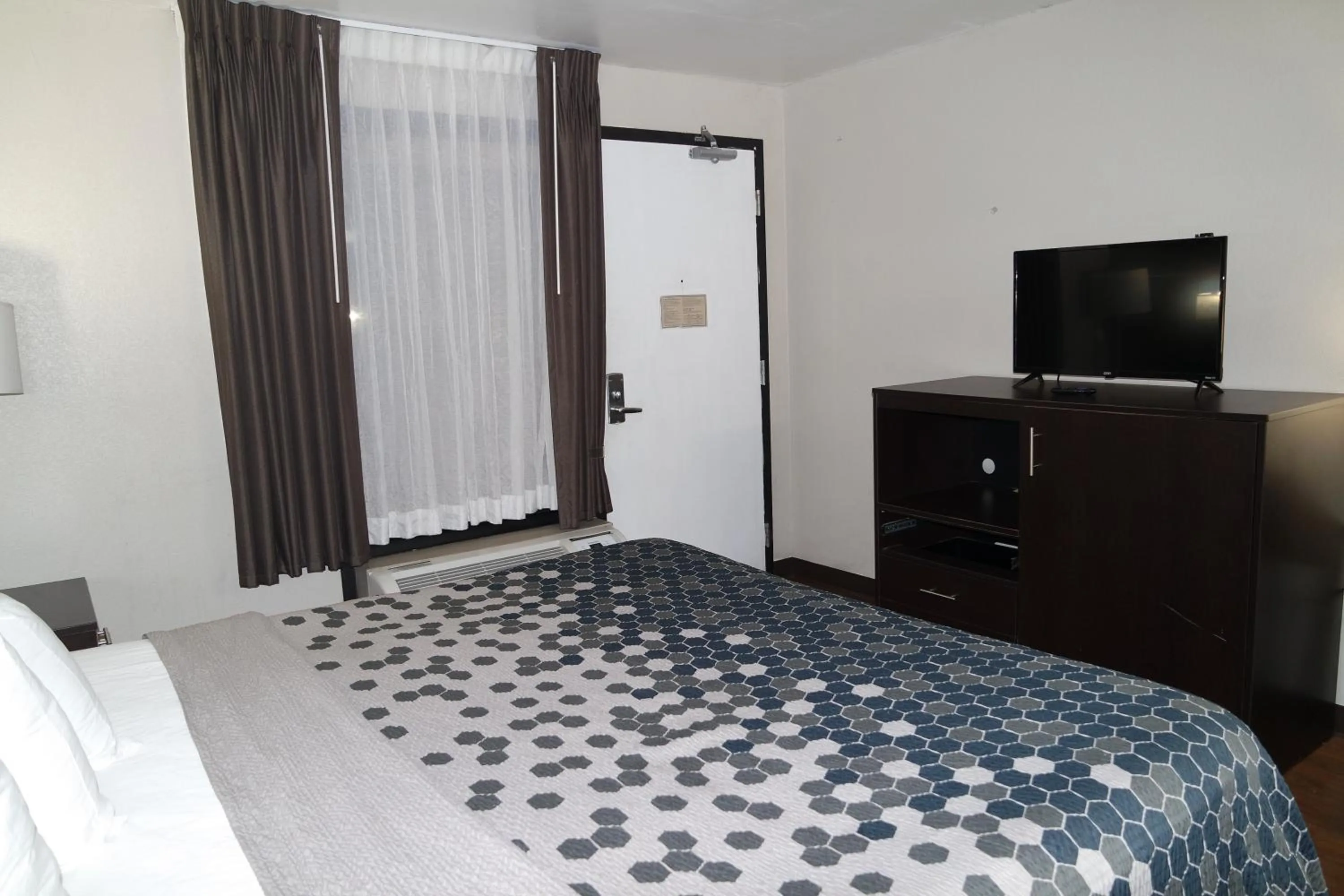 Bedroom, Bed in Travelodge by Wyndham North Charleston