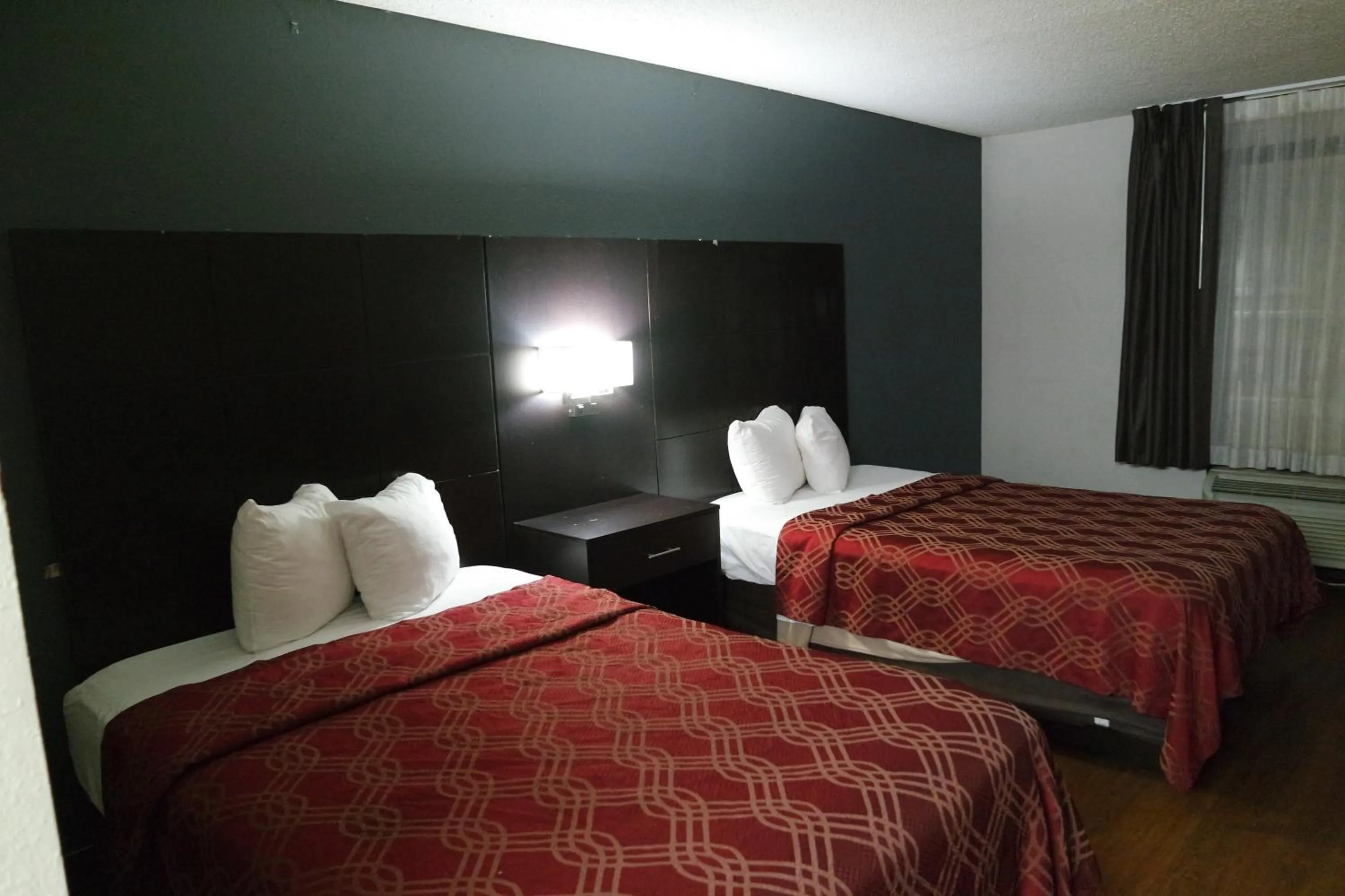 Bedroom, Bed in Travelodge by Wyndham North Charleston