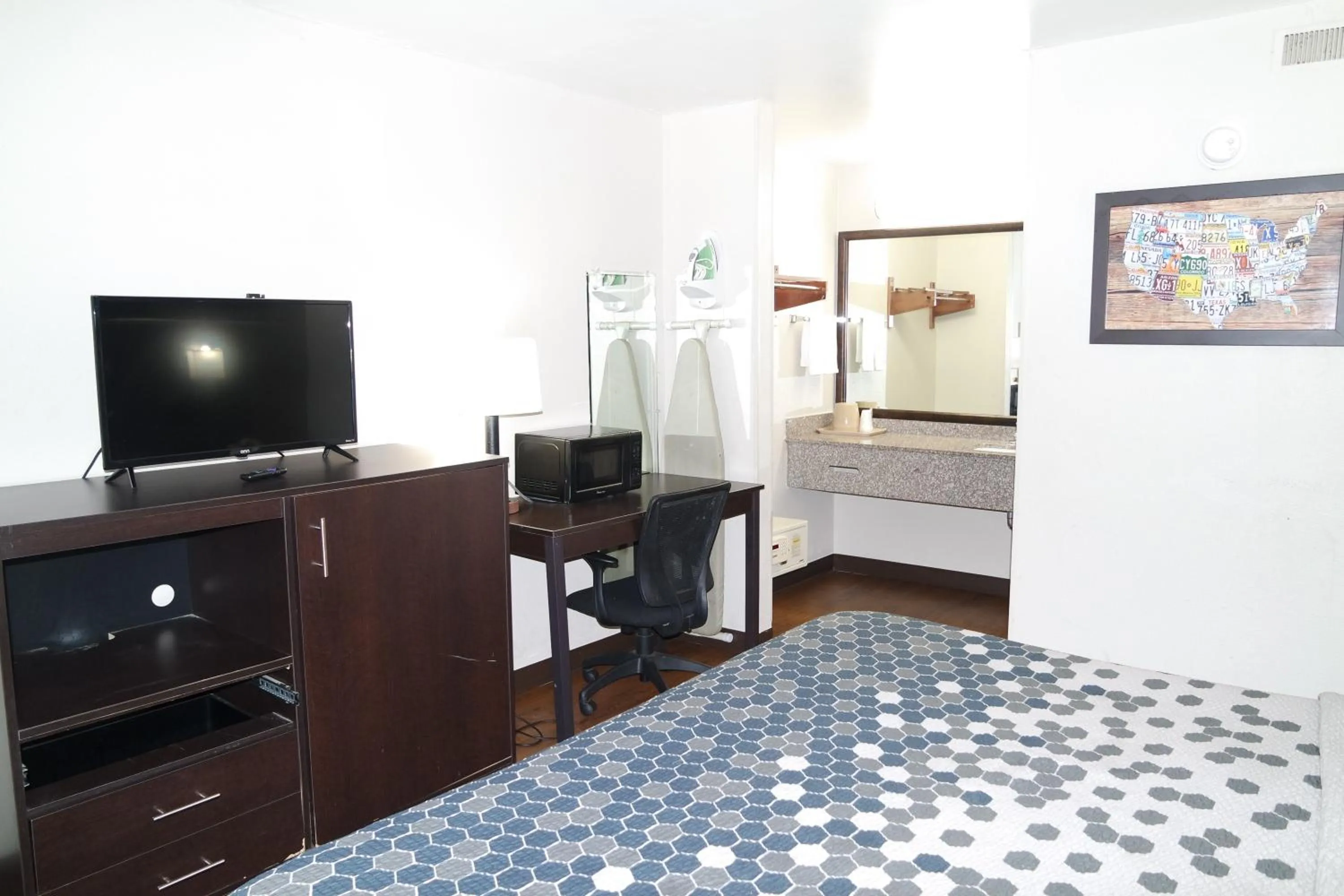 Bedroom, Bed in Travelodge by Wyndham North Charleston