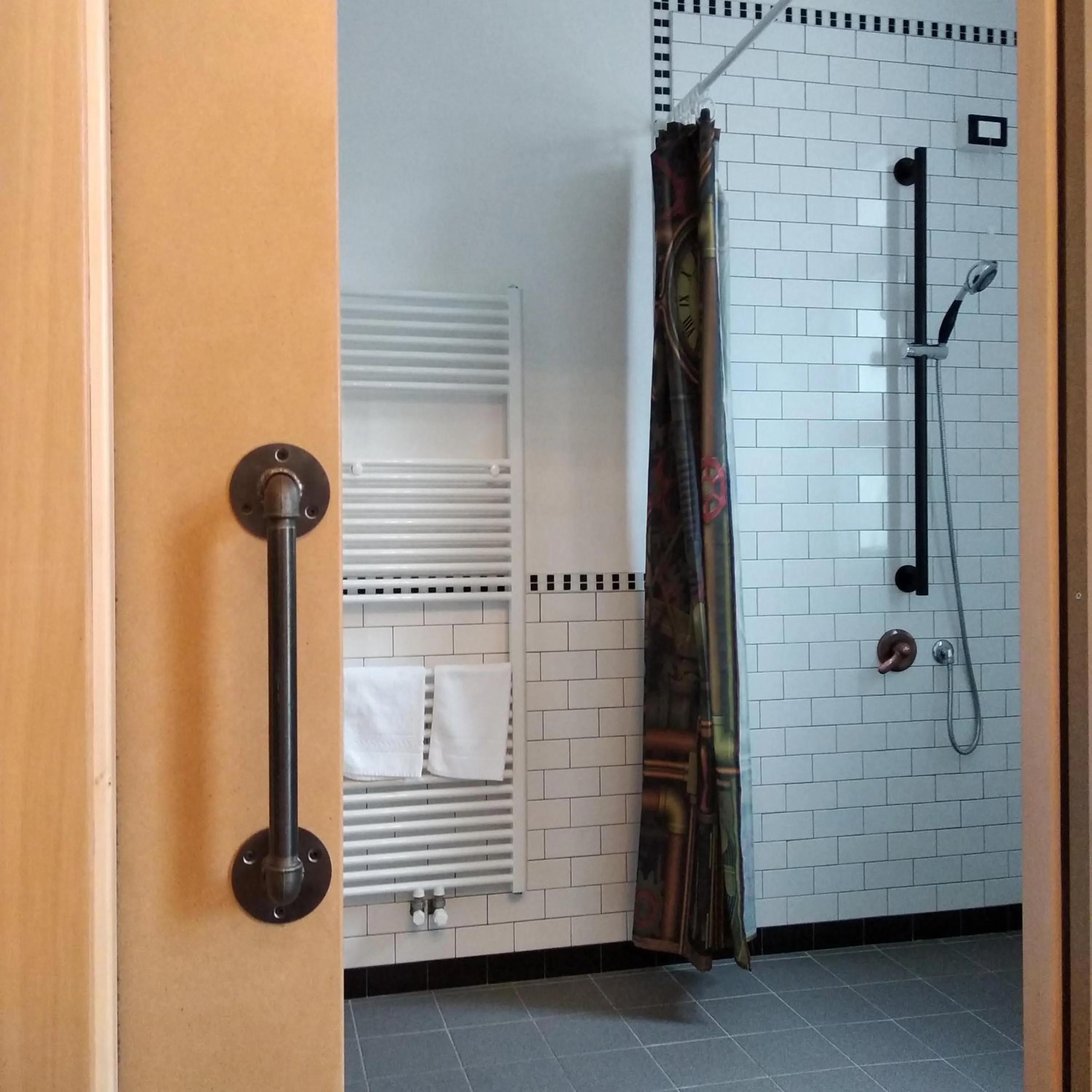 Shower in BB SharingLoft Sirmione