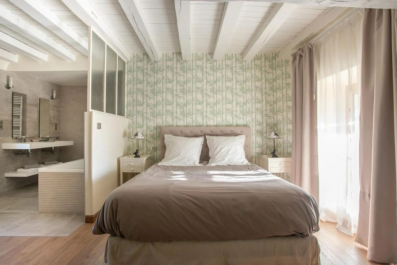 Photo of the whole room in La Barbotiere