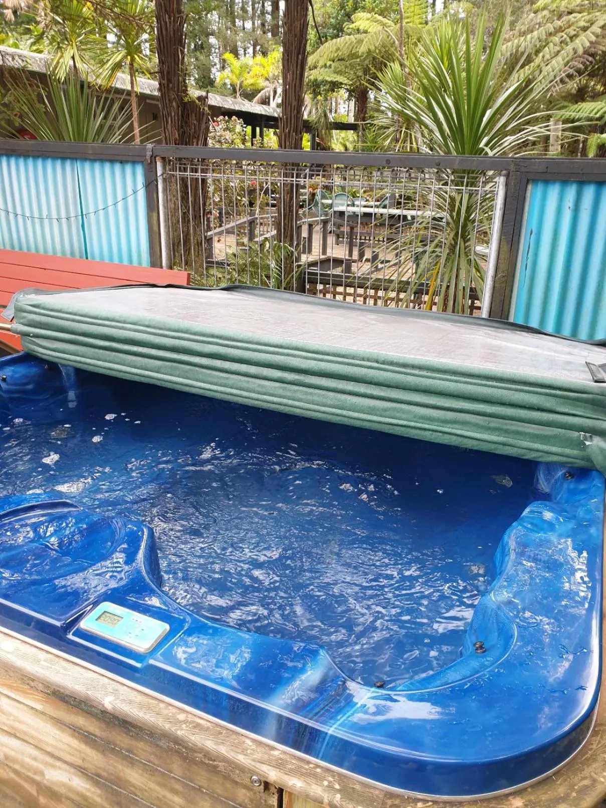 Hot Tub in Woodlands Motel