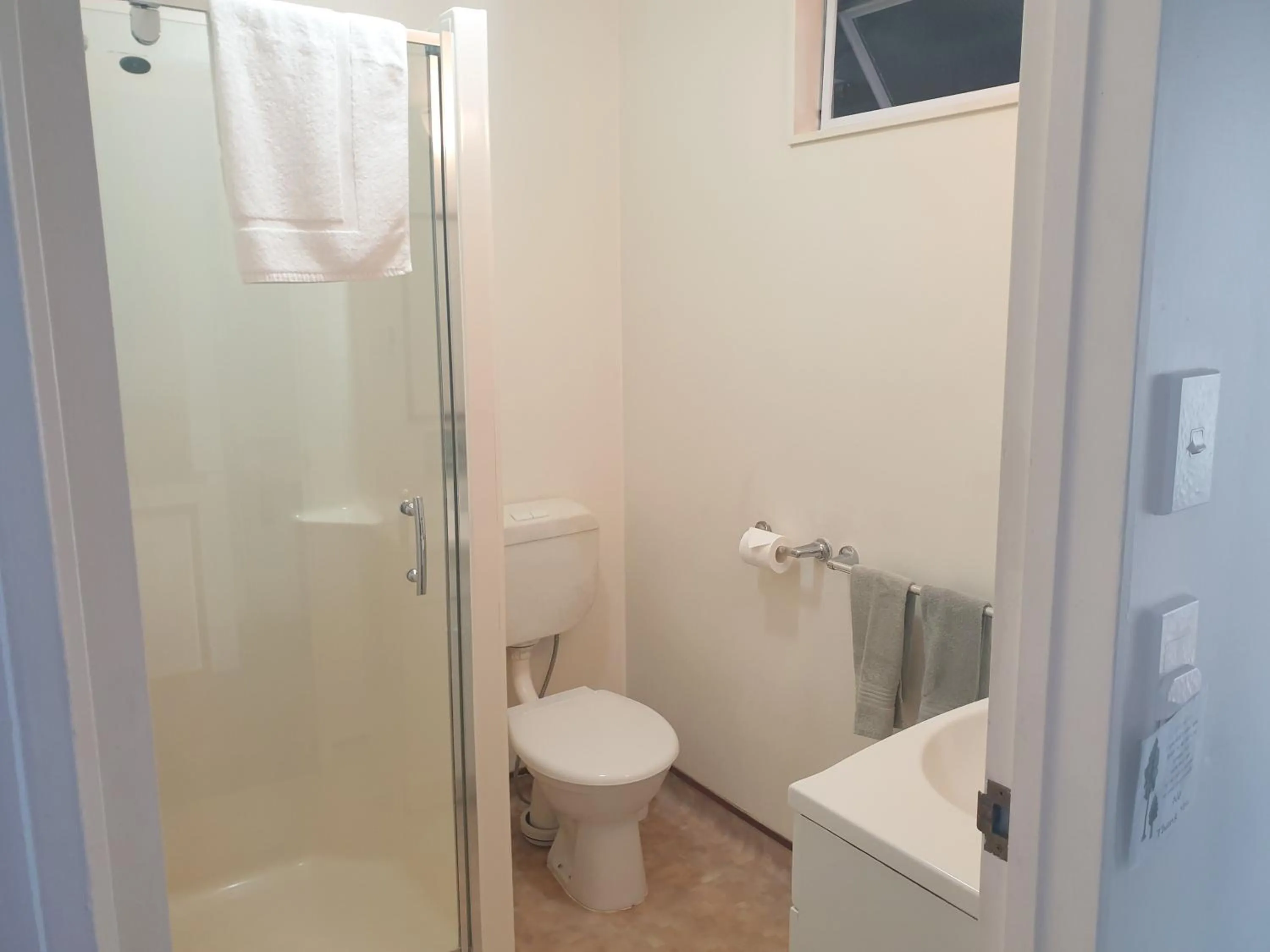 Bathroom in Woodlands Motel