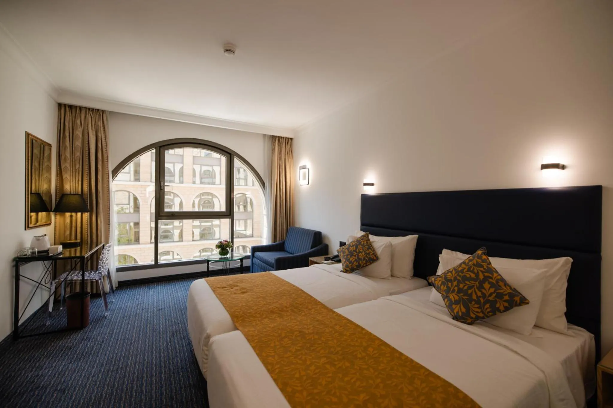 Bedroom, Bed in Grand Court Hotel