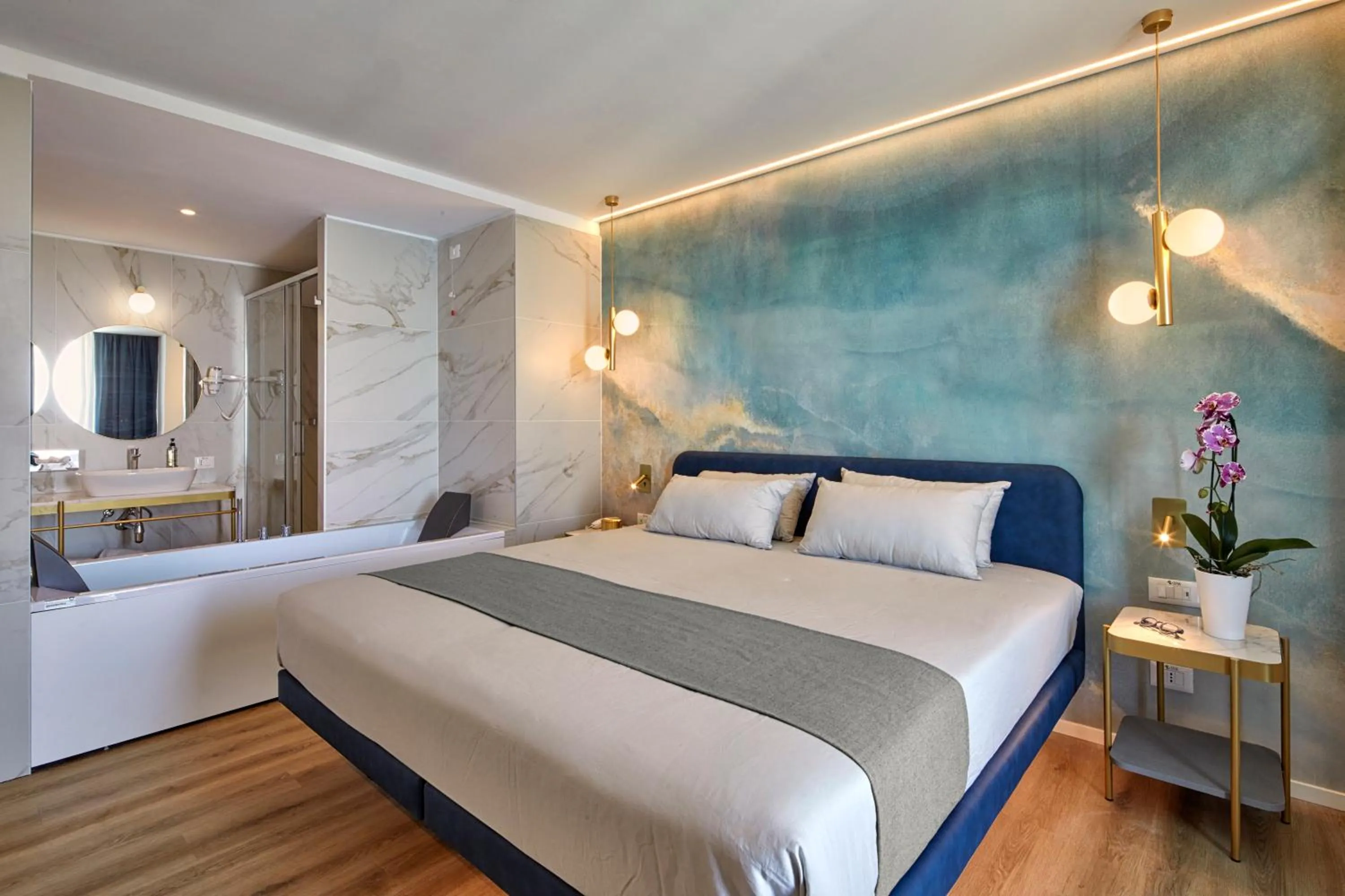 Hot Tub, Bed in Riva Palace Hotel