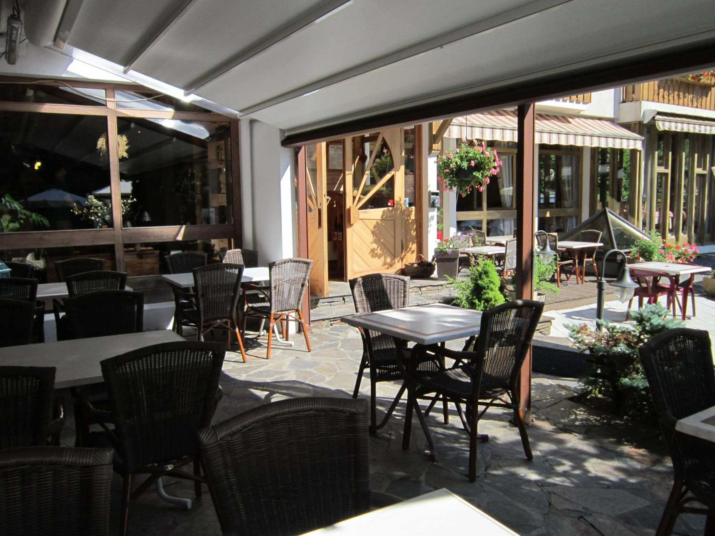 Restaurant/places to eat in Logis Hotel Gai Soleil