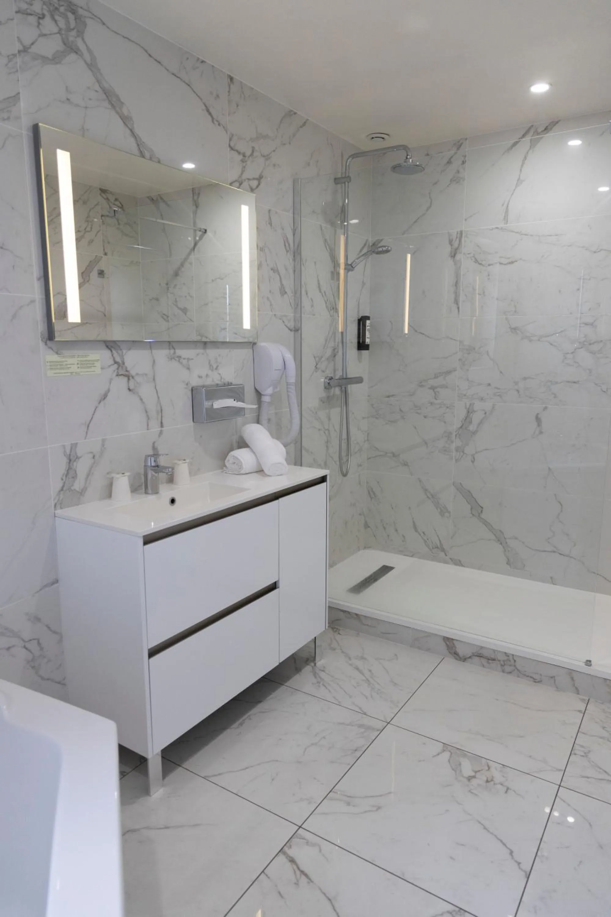 Shower in Hotel Le Cercle