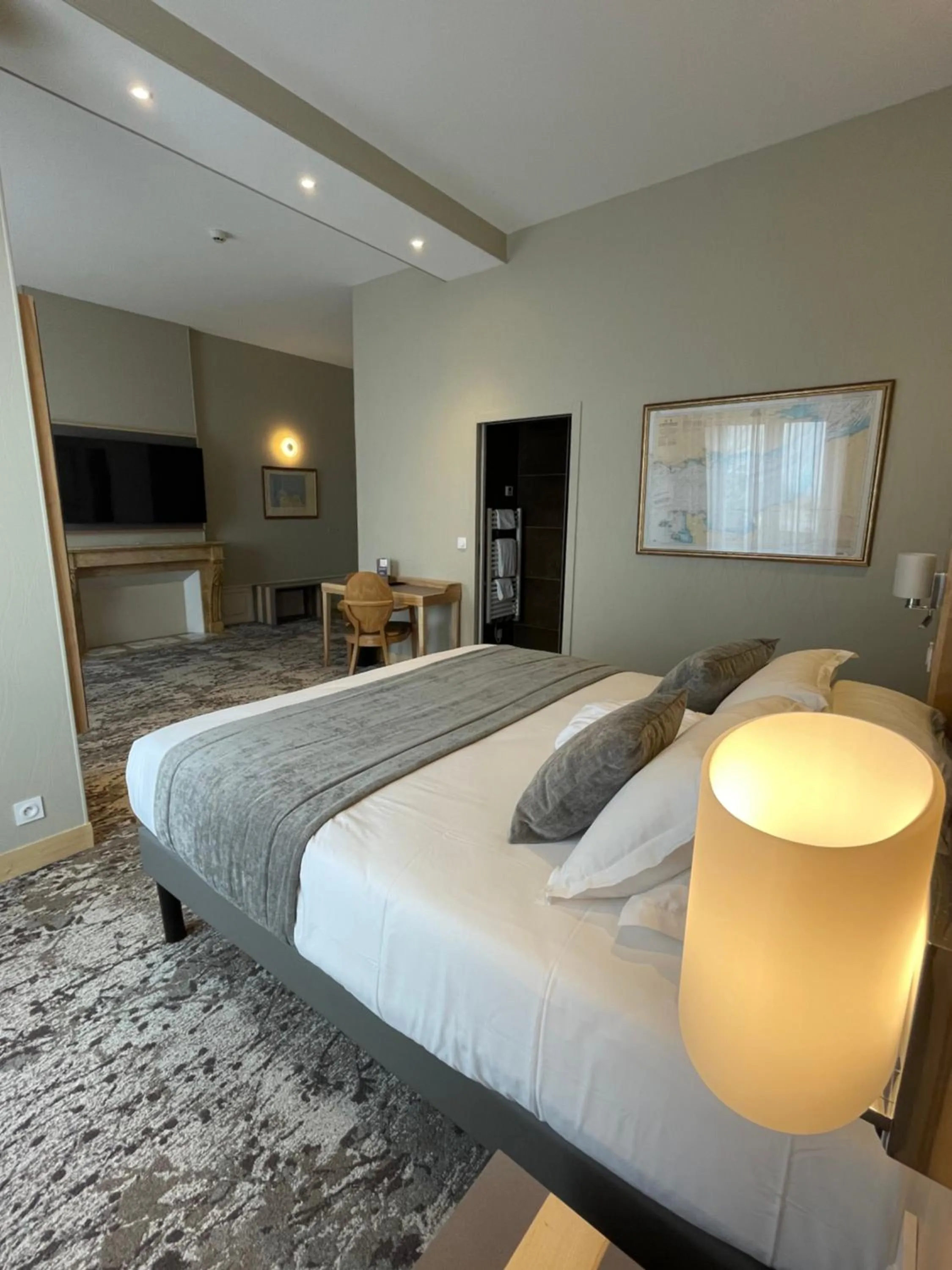 Photo of the whole room, Bed in Hotel Le Cercle