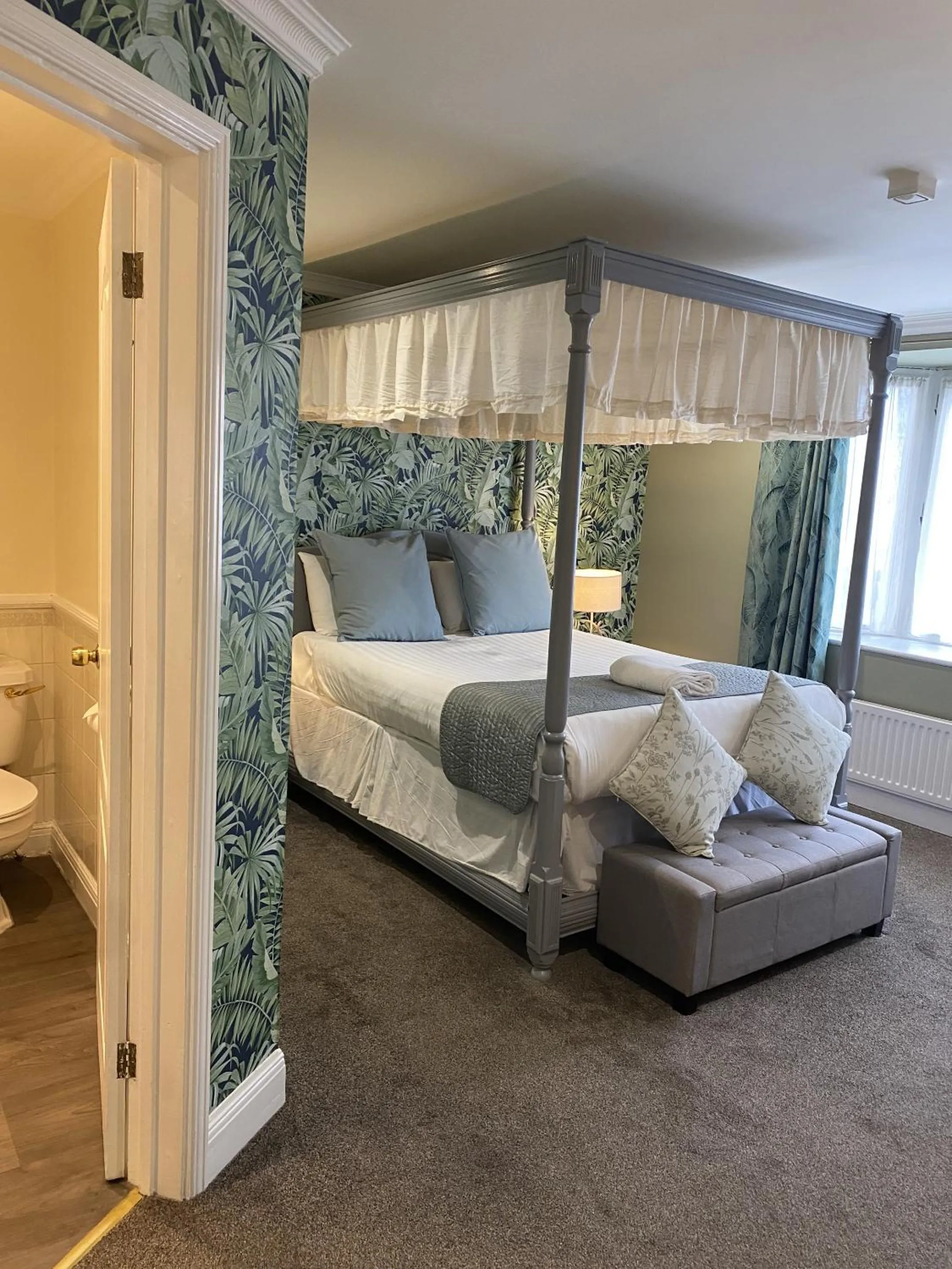 Bedroom, Bed in The George Hotel Pangbourne