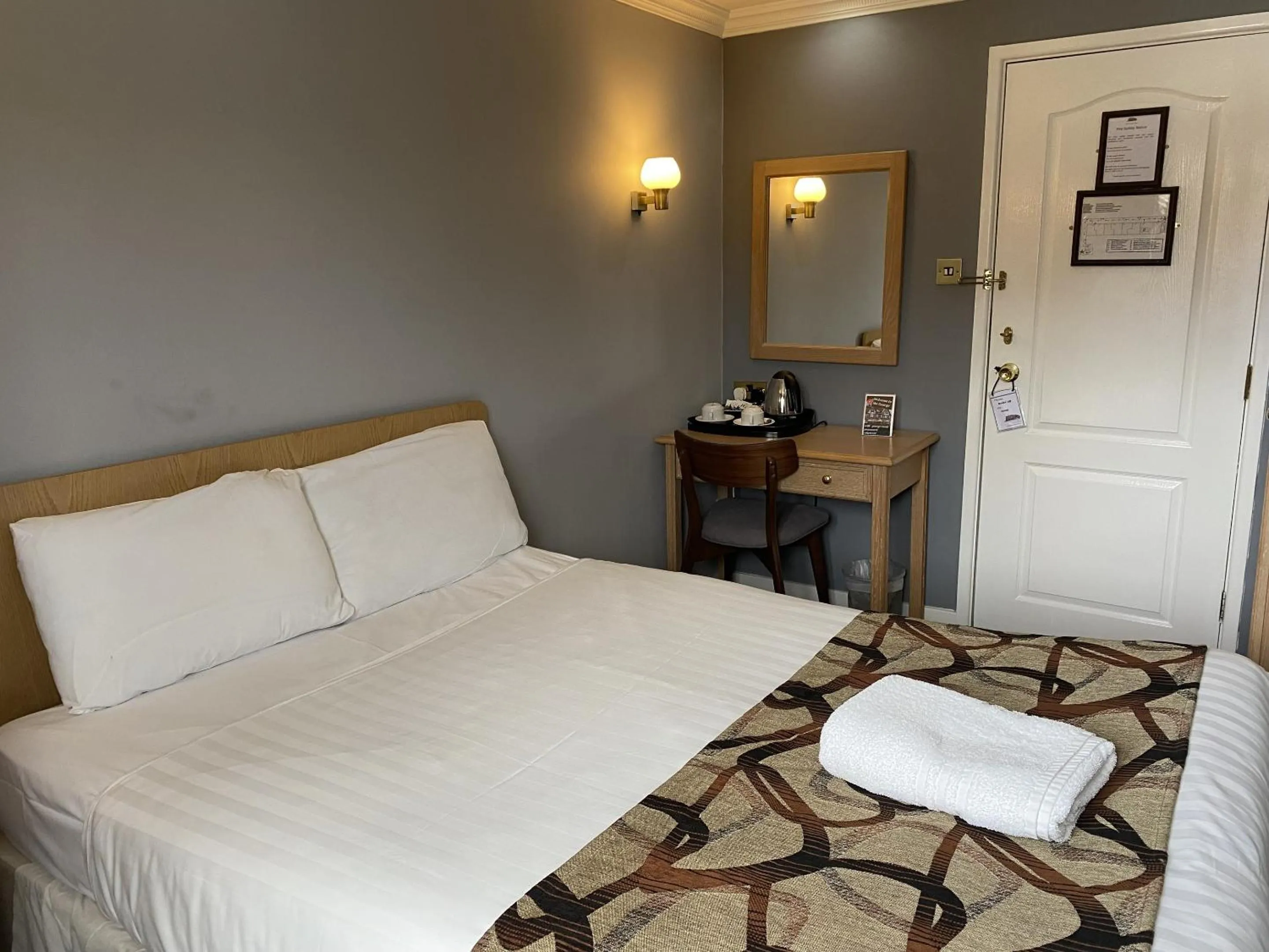 Bedroom, Bed in The George Hotel Pangbourne