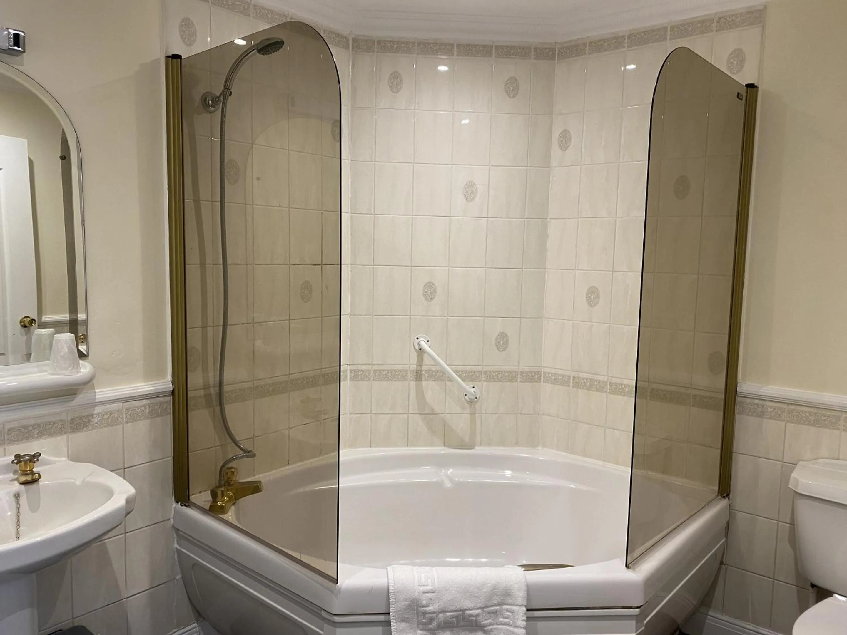 Bathroom in The George Hotel Pangbourne