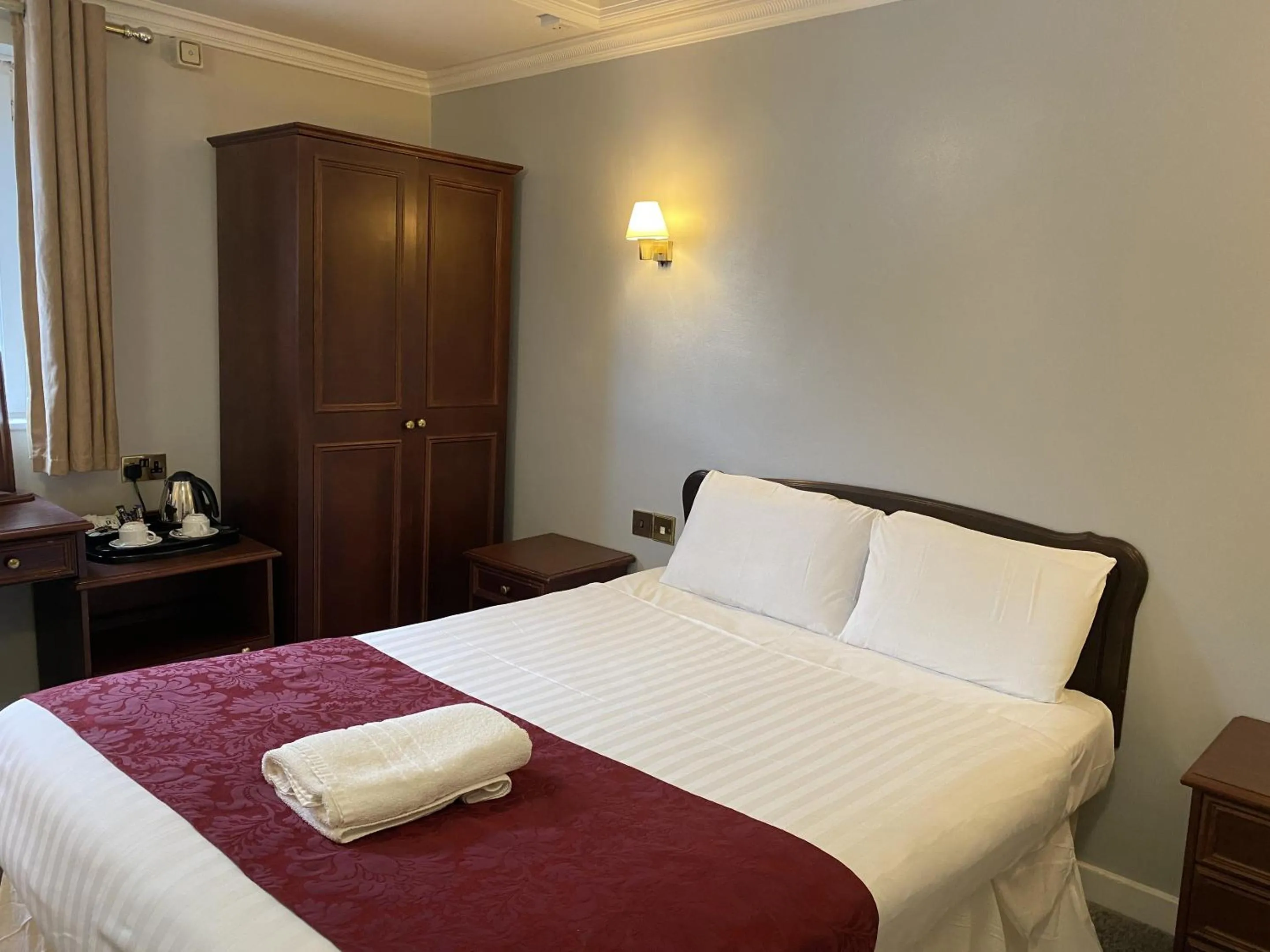 Bedroom, Bed in The George Hotel Pangbourne