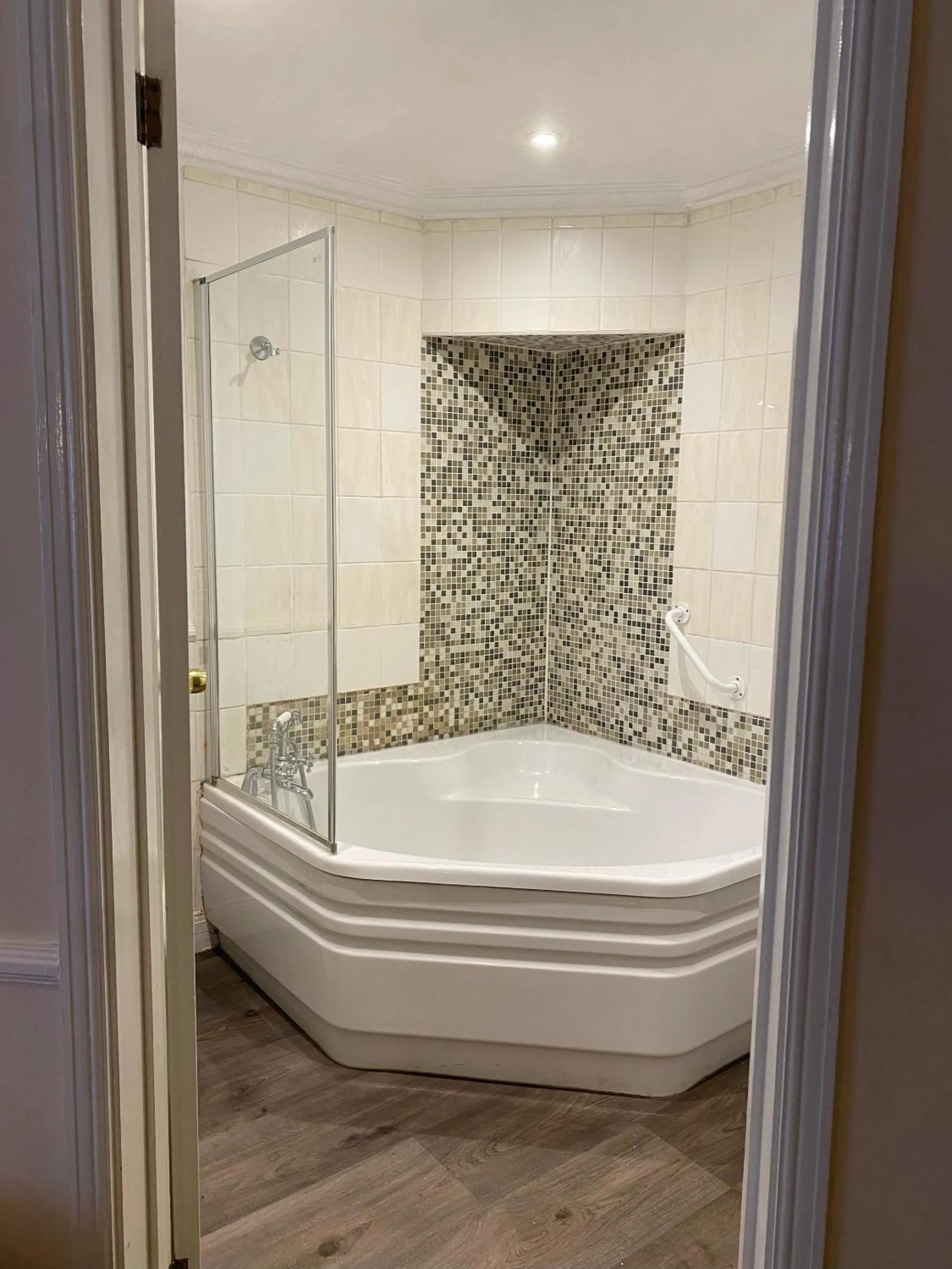 Bathroom in The George Hotel Pangbourne