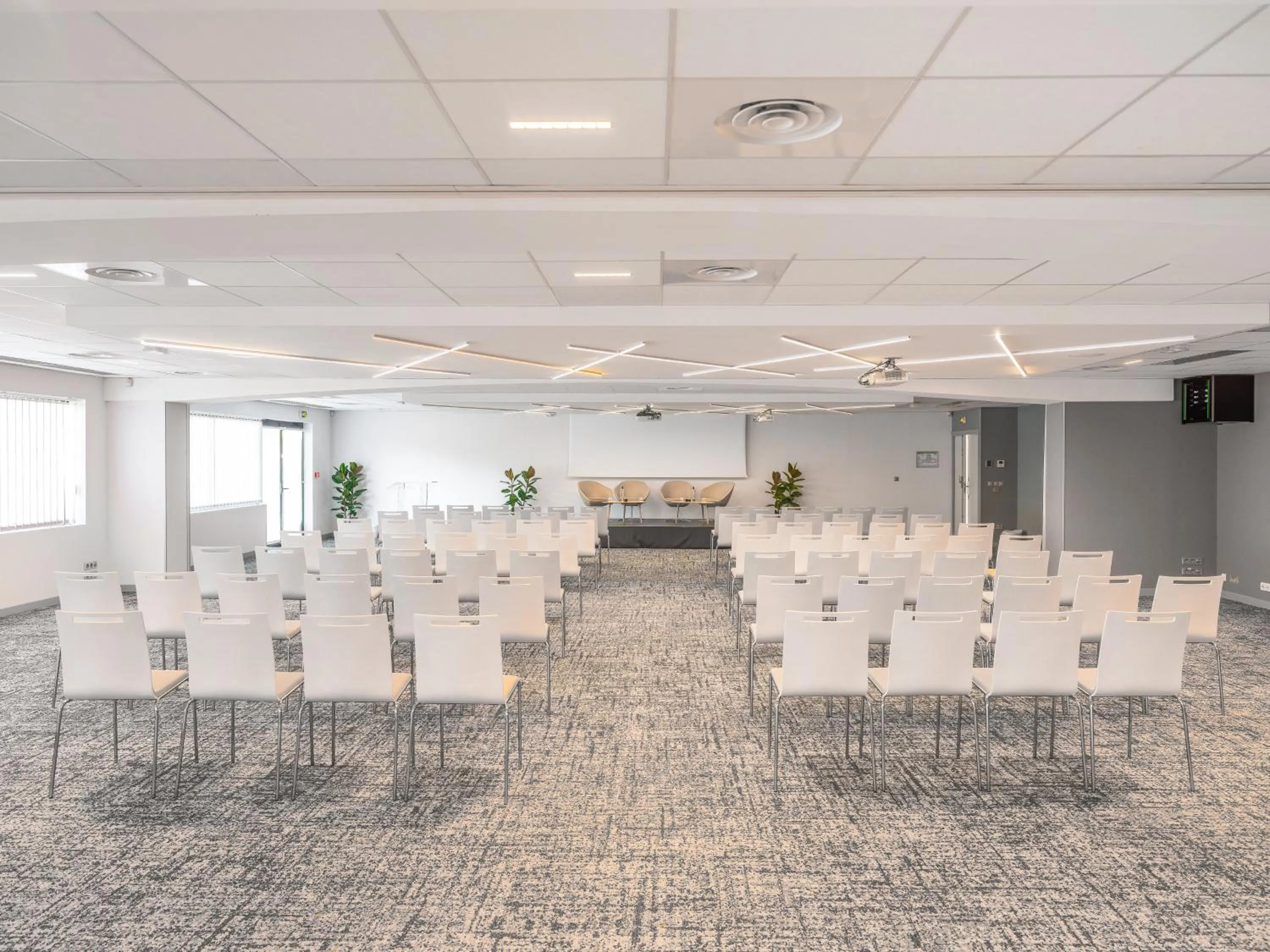 Meeting/conference room in Holiday Inn Toulouse Airport by IHG