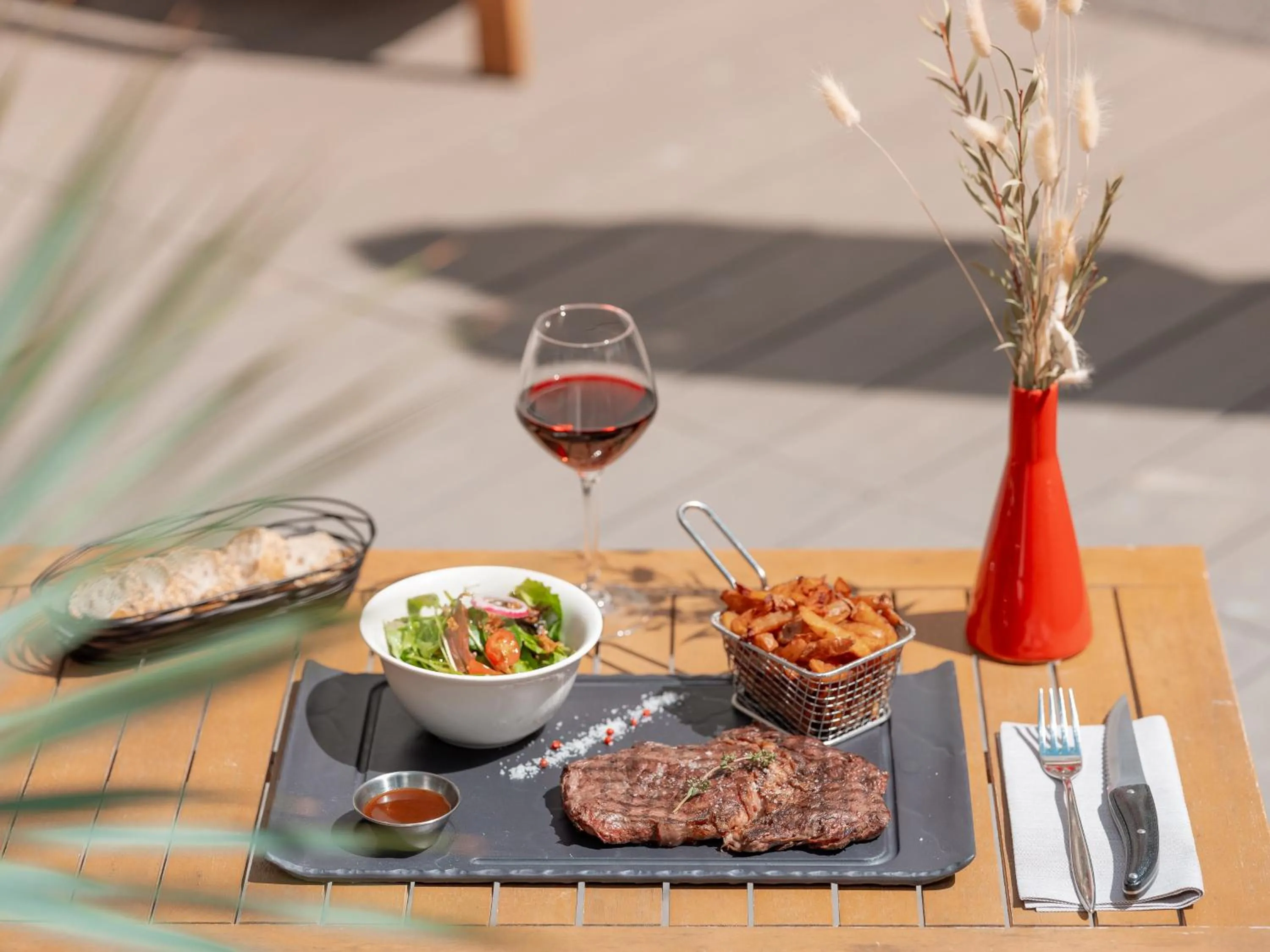 Restaurant/places to eat in Holiday Inn Toulouse Airport by IHG