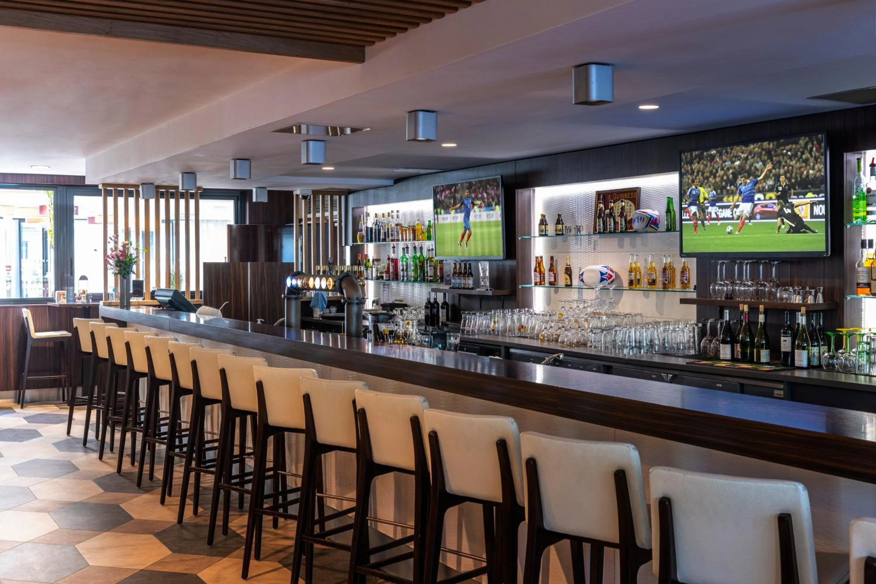 Lounge or bar in Holiday Inn Toulouse Airport by IHG